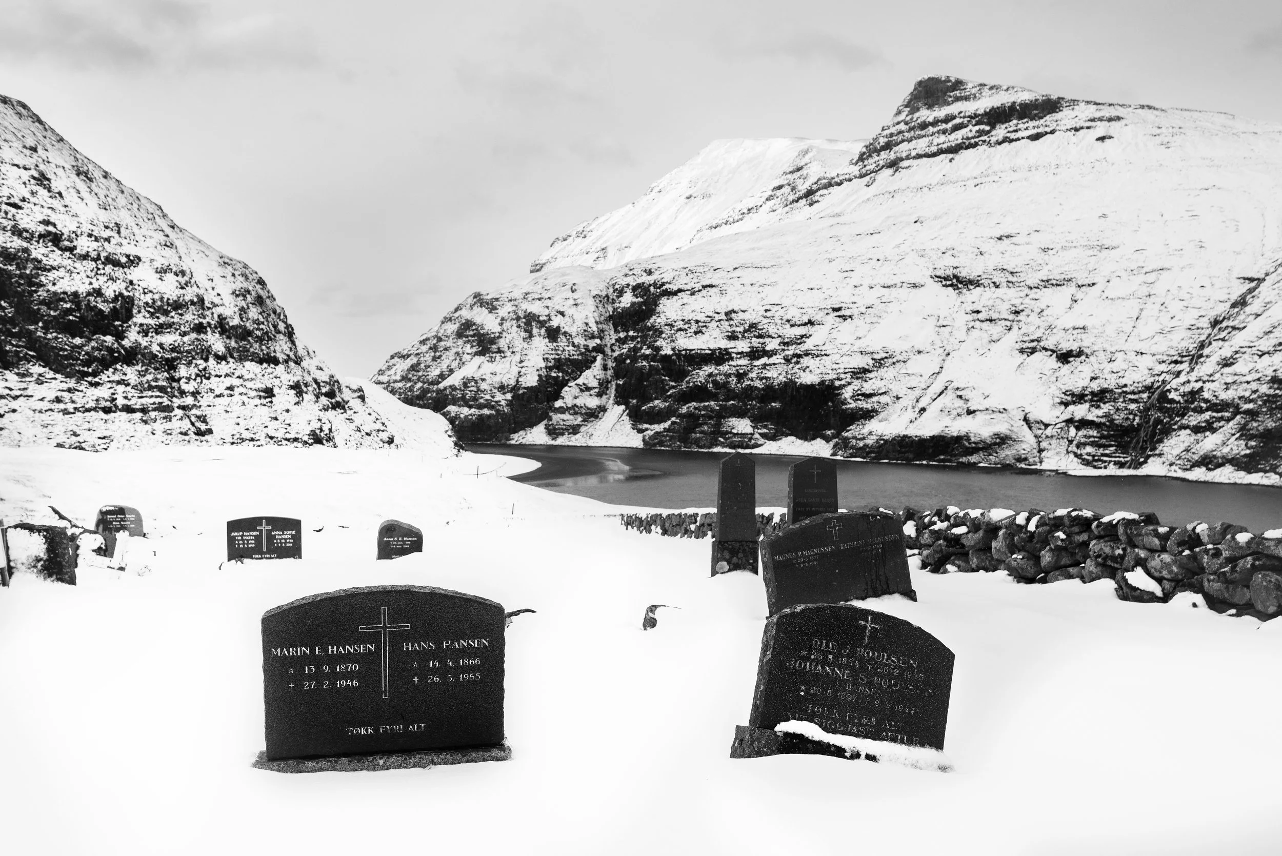 Cementerios nevados en un paisaje montañoso con un río