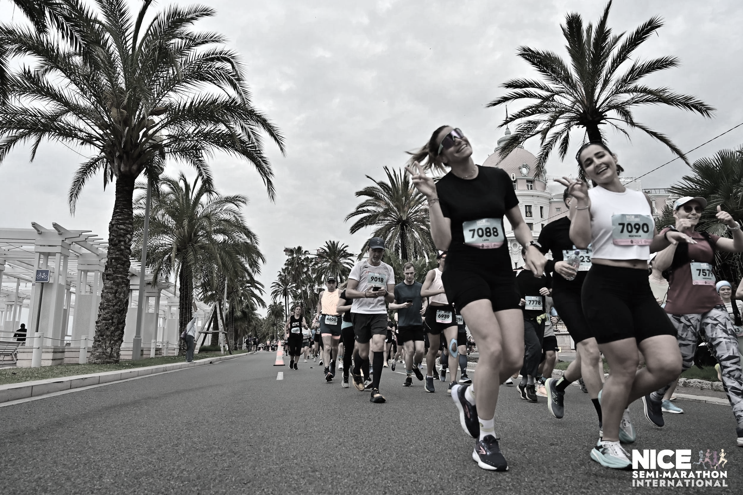 Endurance trainer pacing a friend during the Nice half marathon, demonstrating personalised coaching and performance support.