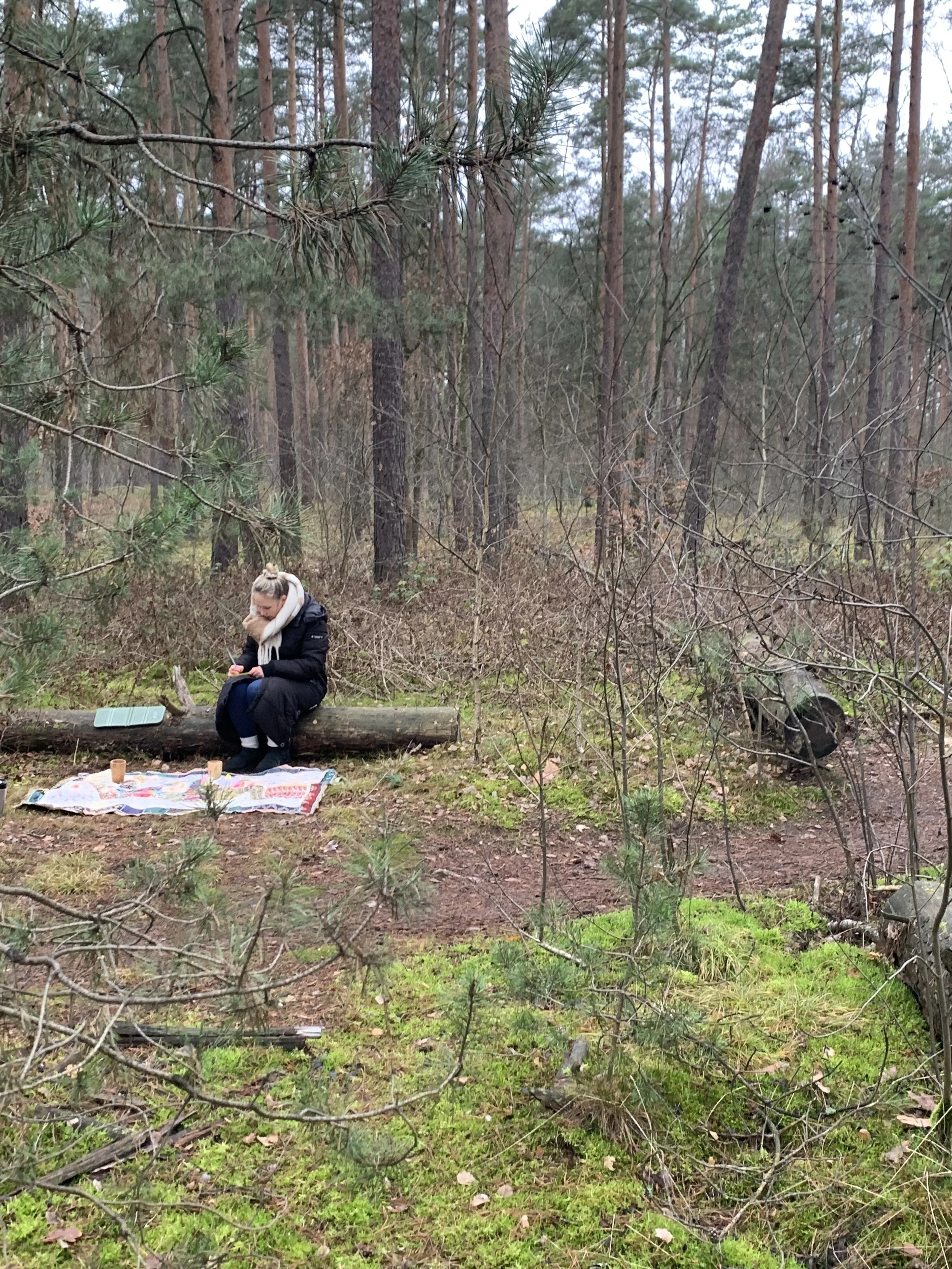 Teilnehmerin bei der Waldbaden Shinrin Yoku Jahresreflexion Rauhnachtswünsche
