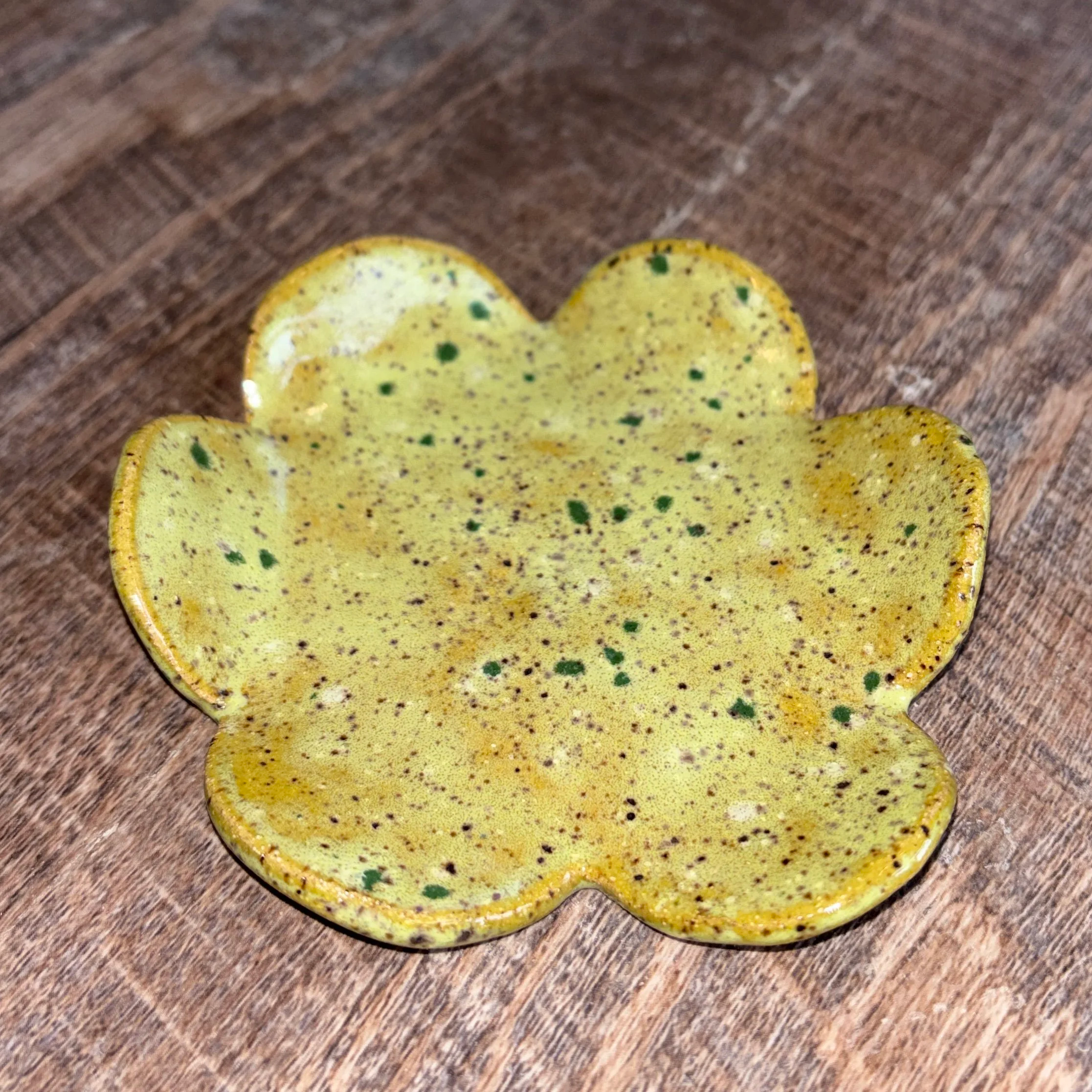 Ochre Medium Trinket Tray 2.png