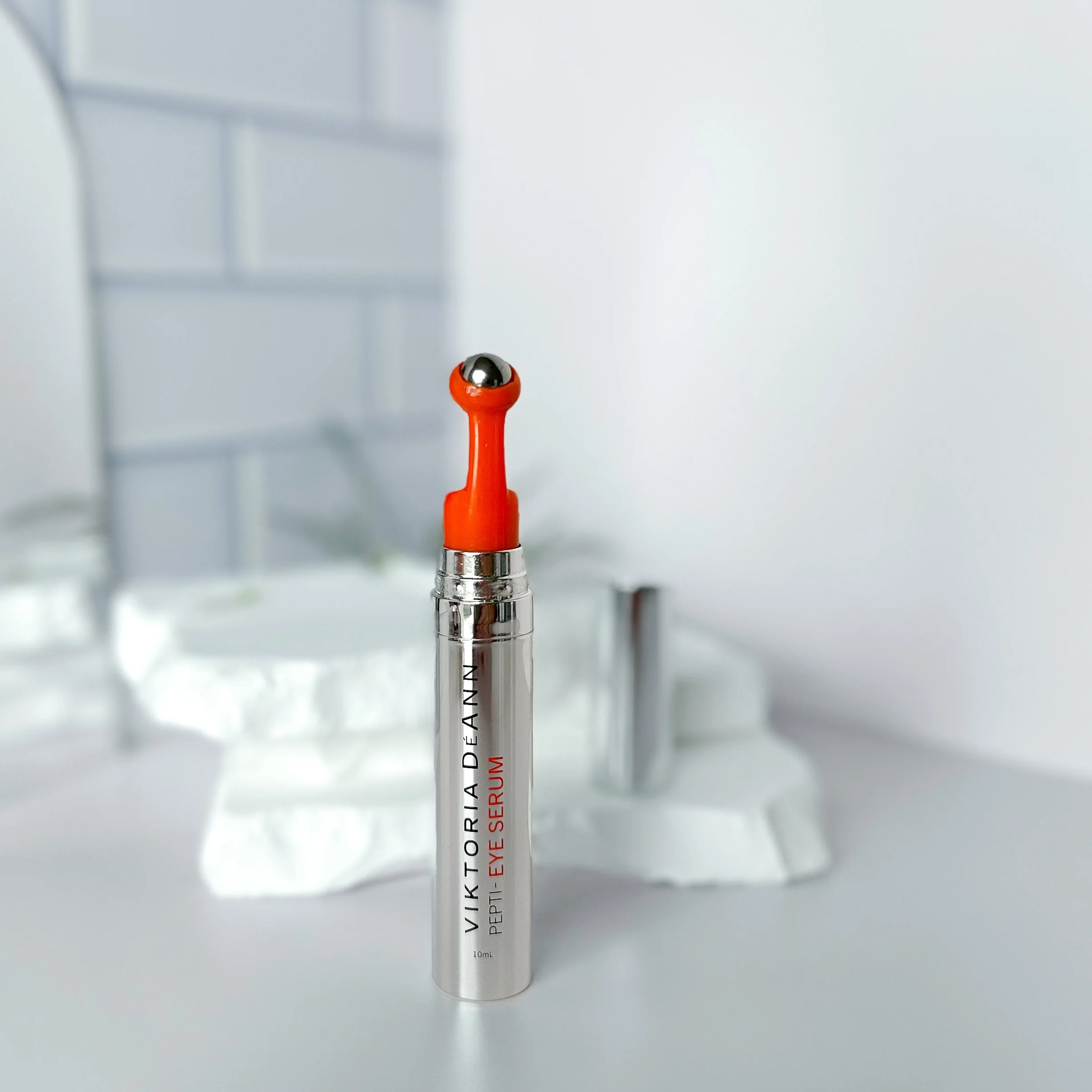 Viktoria Deanne - PEPTI-eye serum