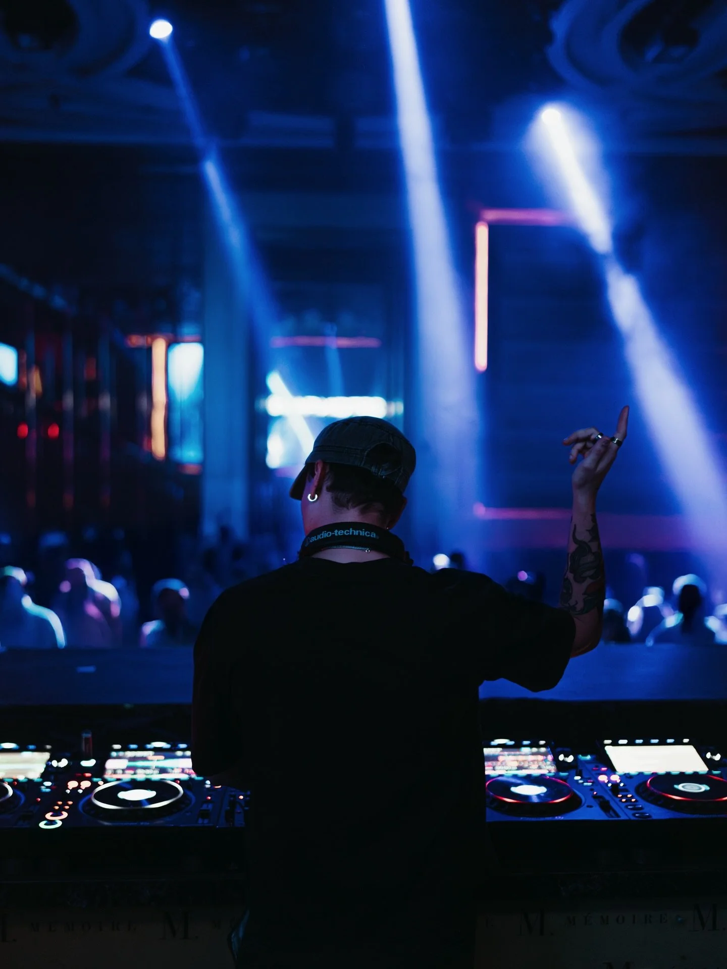 What a night opening for @magdalena_ofc at @memoireboston at @encorebostonharbor Thank you @bostonravers &amp; @dj_siia ! And thank you @vinnyaracri for the 📸🔥
.
.
.
.
#dj #bostondj #bostondjs #bostonnightlife