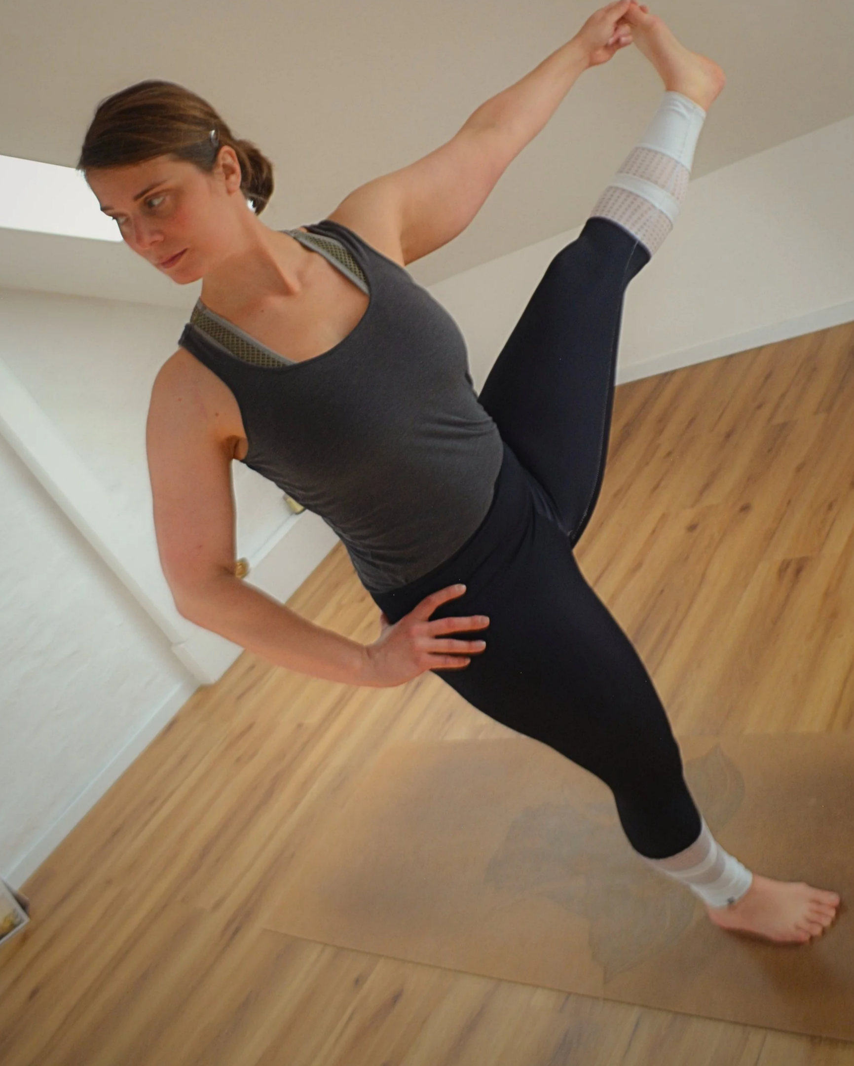Pia Duve macht auf dem Dachboden eine einbeinige Yoga-Pose aus dem Ashtanga Yoga.