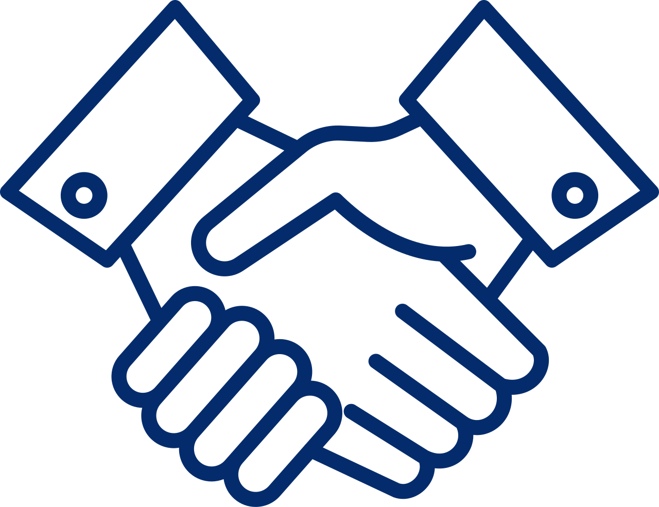 Kuvassa kaksi kättä puristavat toisiaan ja muodostavat shaking hands -kuvion, mikä symboloi yhteistyötä ja sopimusta.