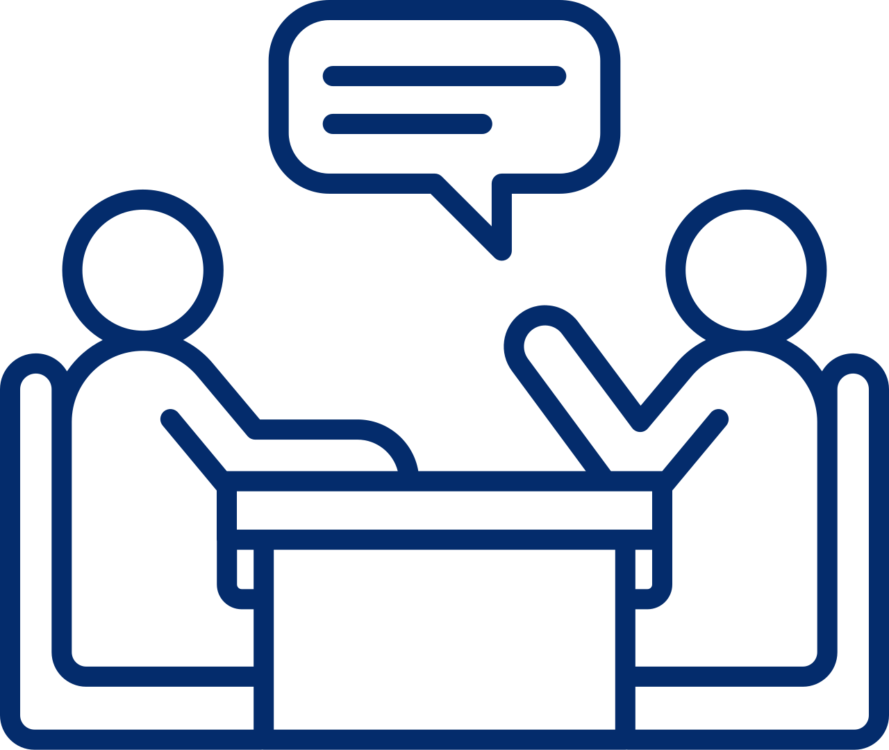 Kaksi ihmistä keskustelee pöydän ääressä keskustelunilmoitus puhekuplassa.