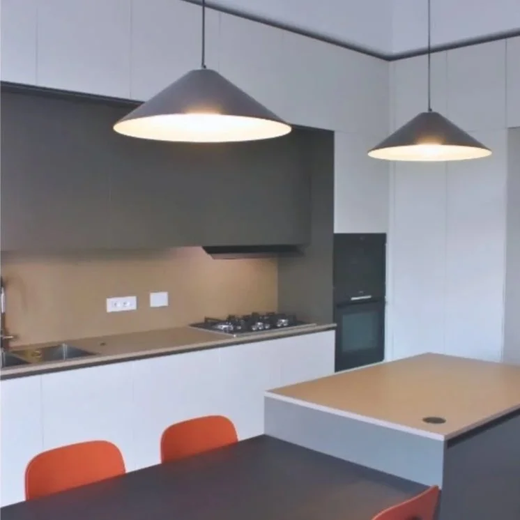 Cucina moderna con piano di lavoro e illuminazione a sospensione