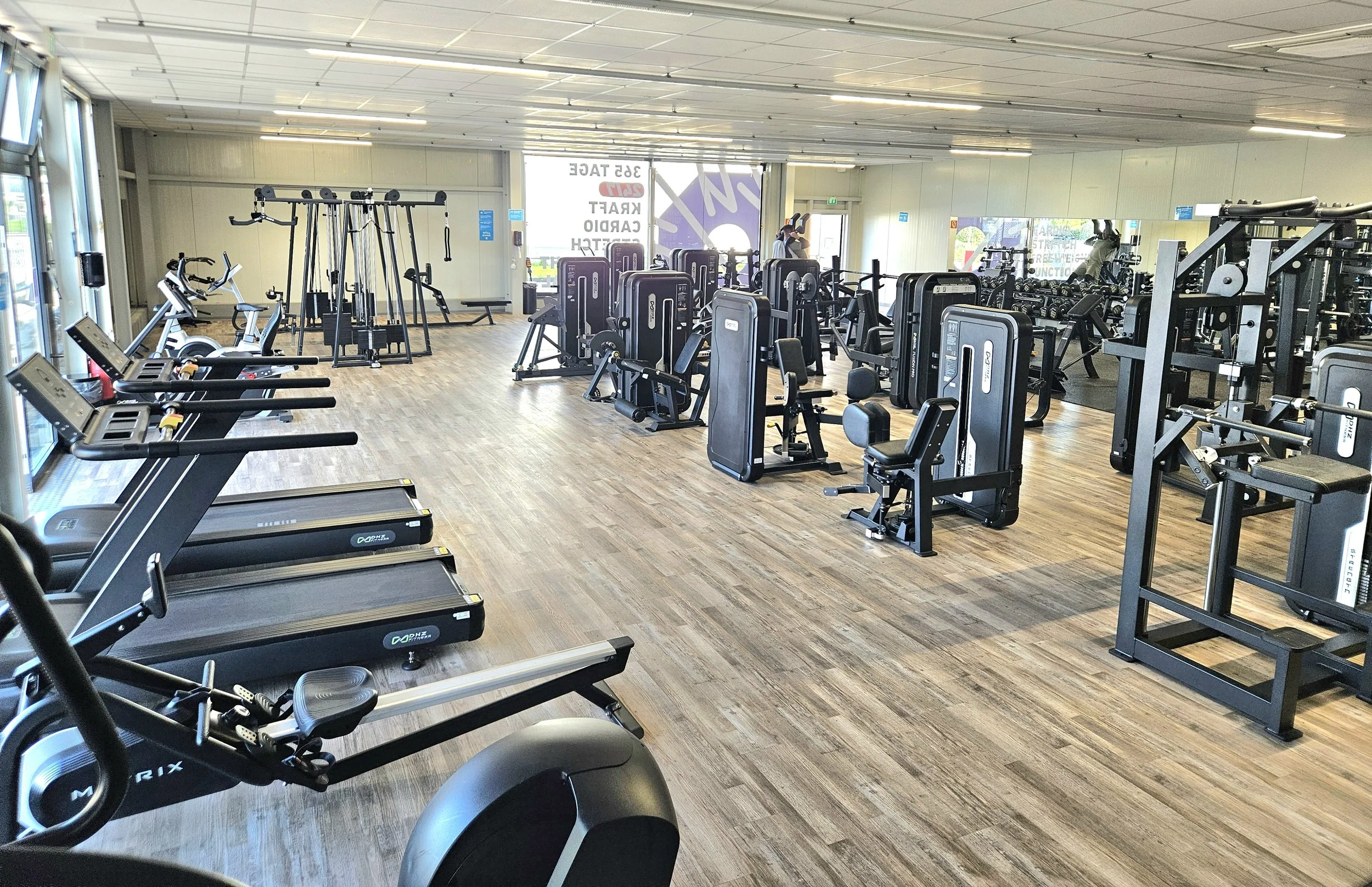 Ein gut ausgestattetes Fitnessstudio für Kraft-, Ausdauer-, Mobility- und Koordinationstraining