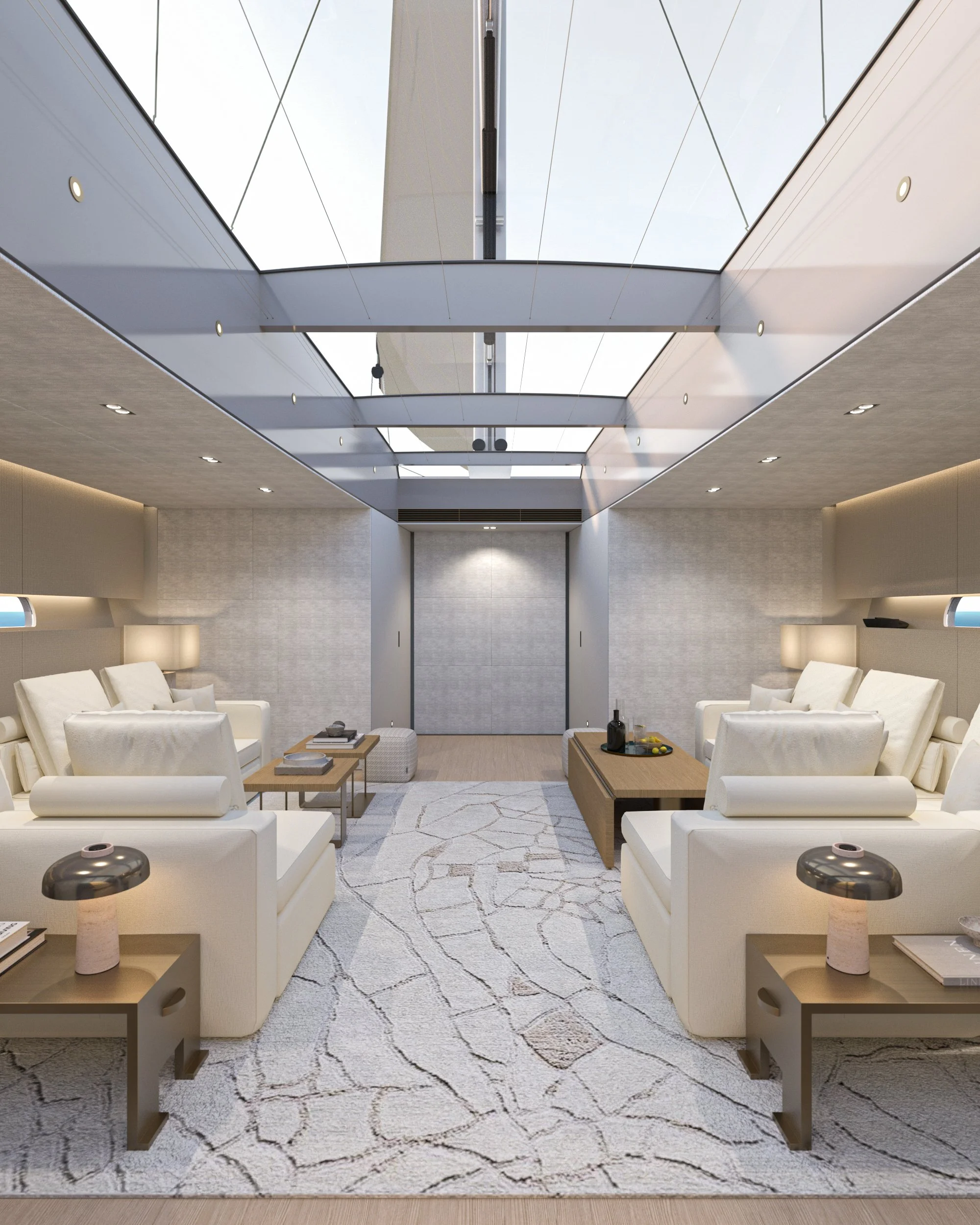 Salon moderne avec canapés blancs, tables basses en bois, tapis beige et murs neutres, avec un plafond en verre laissant entrer la lumière naturelle.