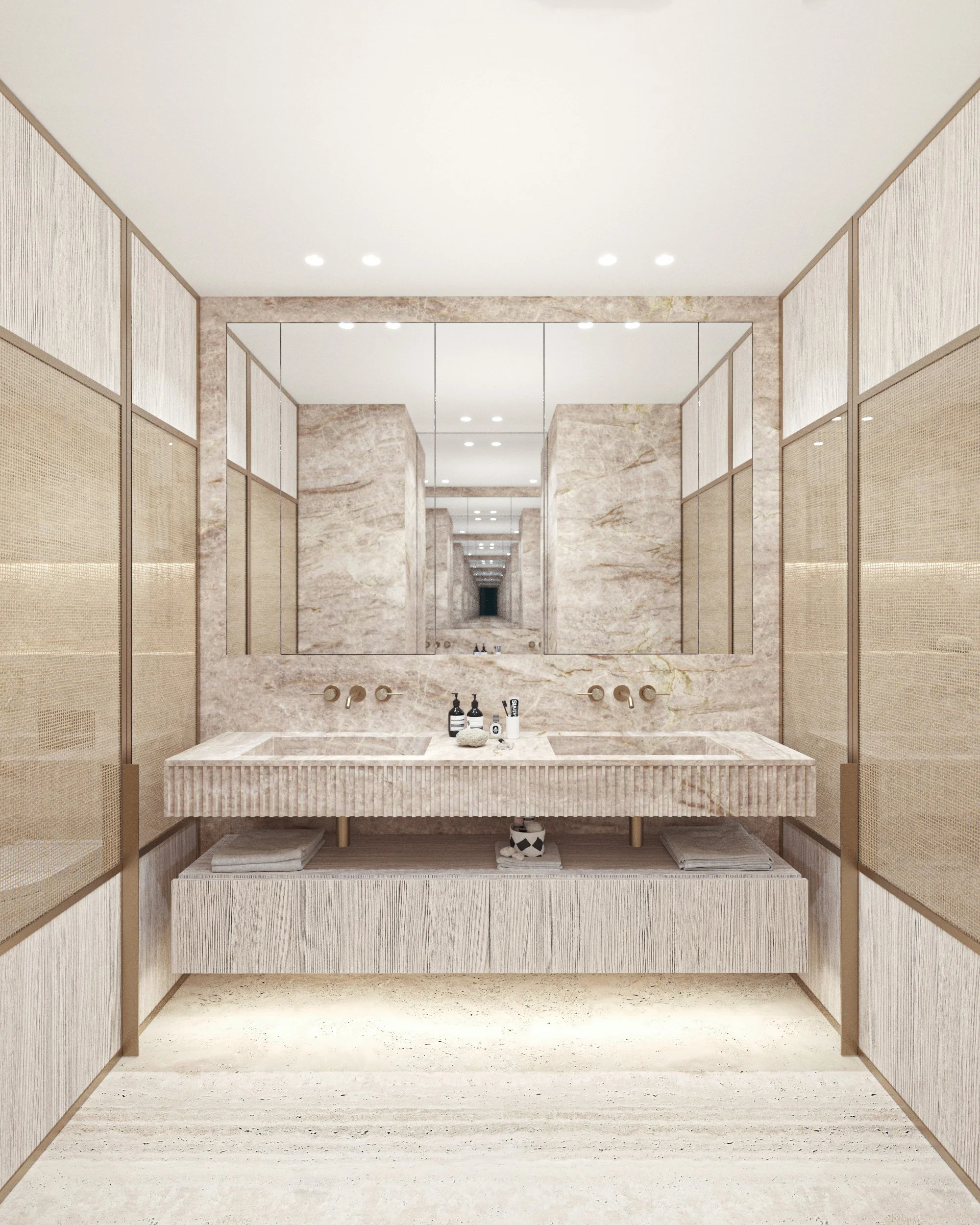 Salle de bain moderne avec double lavabo en marbre, miroirs en rangée, murs en pierre beige, étagères en bois clair, éclairage encastré et décor minimaliste.