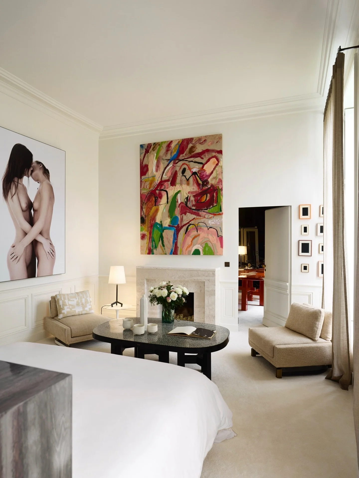 Minimes
A bright bedroom where classic paneling meets a curated
selection of contemporary art. Soft tones and clean lines shape a
calm, balanced atmosphere, a quiet dialogue between Parisian
heritage and modern simplicity.
📸 : @francisamiand