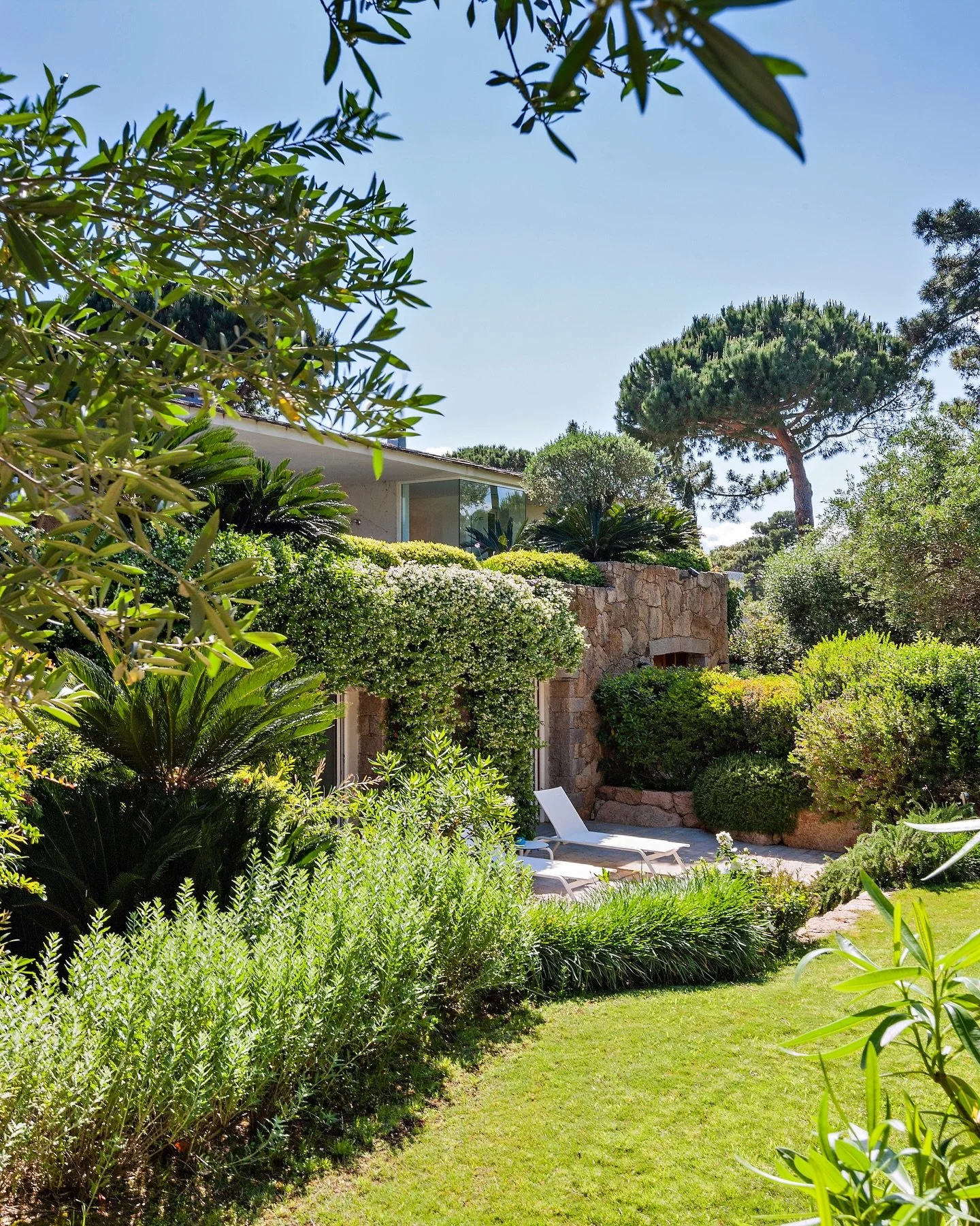 Cala Rossa, Corsica
A Mediterranean villa by the sea, where interiors fuse with the garden and light. Designed to bring the sea in, the space reveals serene comfort and modern warmth.

Styling and decoration by @heleneguillon_ensembliere 
📸 : @jopau