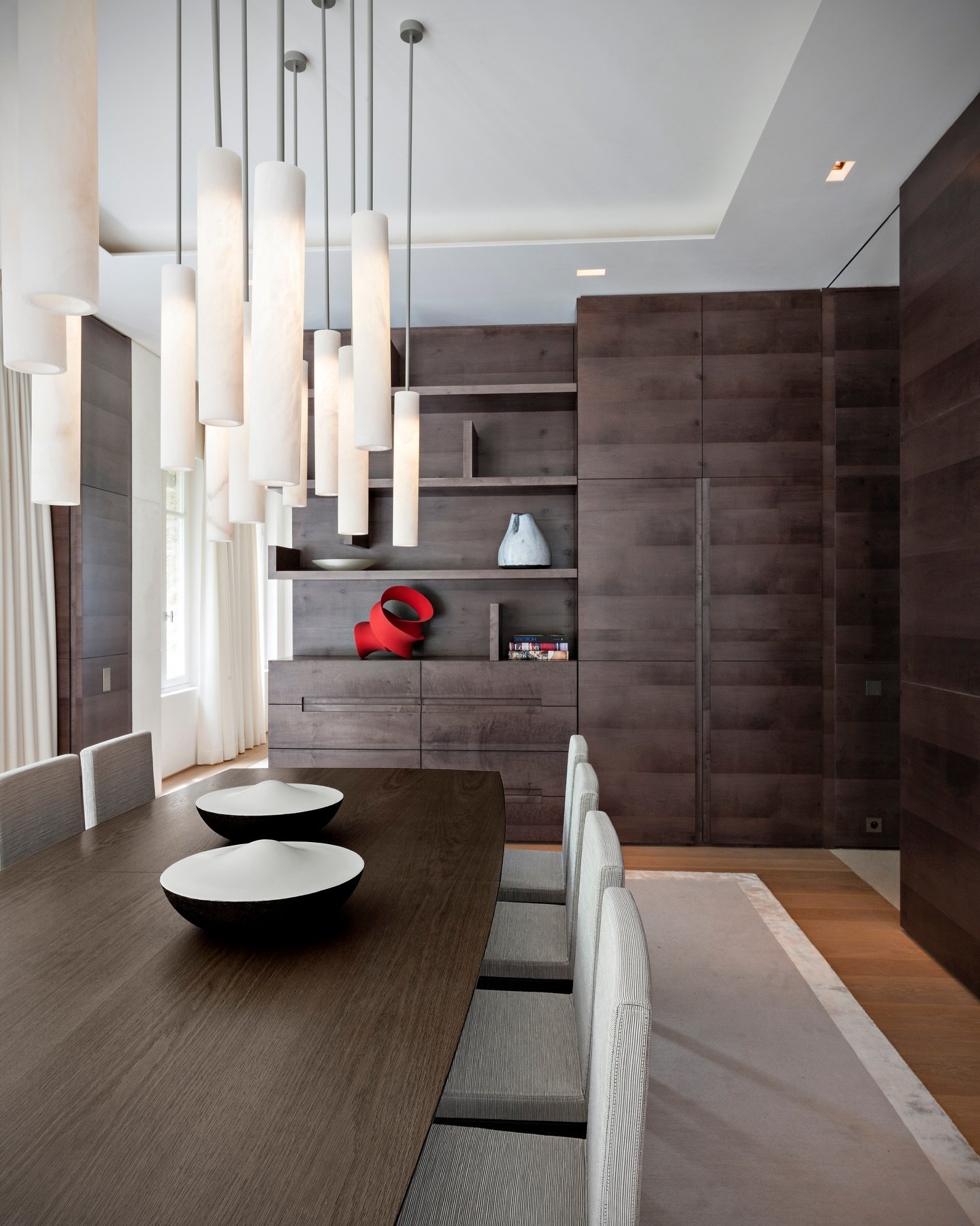 Montmorency, France
A family home nestled in verdant surroundings, where refined materials and thoughtful contrasts shape the atmosphere.
With careful interior architecture and high-end interior design, sycomore, lacquered wood, leather and natural s