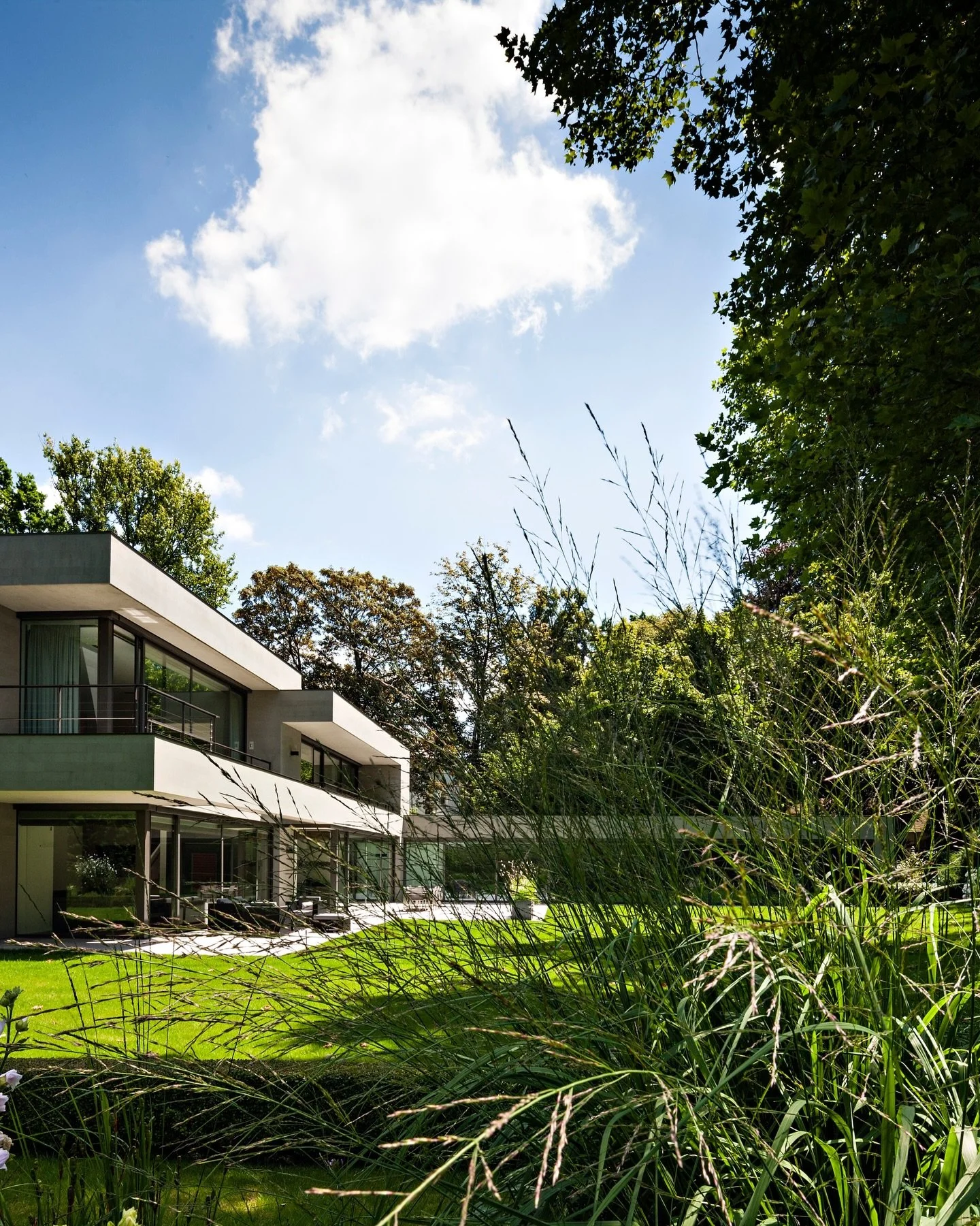 Espinette, Belgium
A contemporary villa defined by thoughtful volumes, warm materials and bespoke details. Through refined interior architecture and high-end interior design, rich stone and custom wood merge into an elegant, human-centred space.

Sty