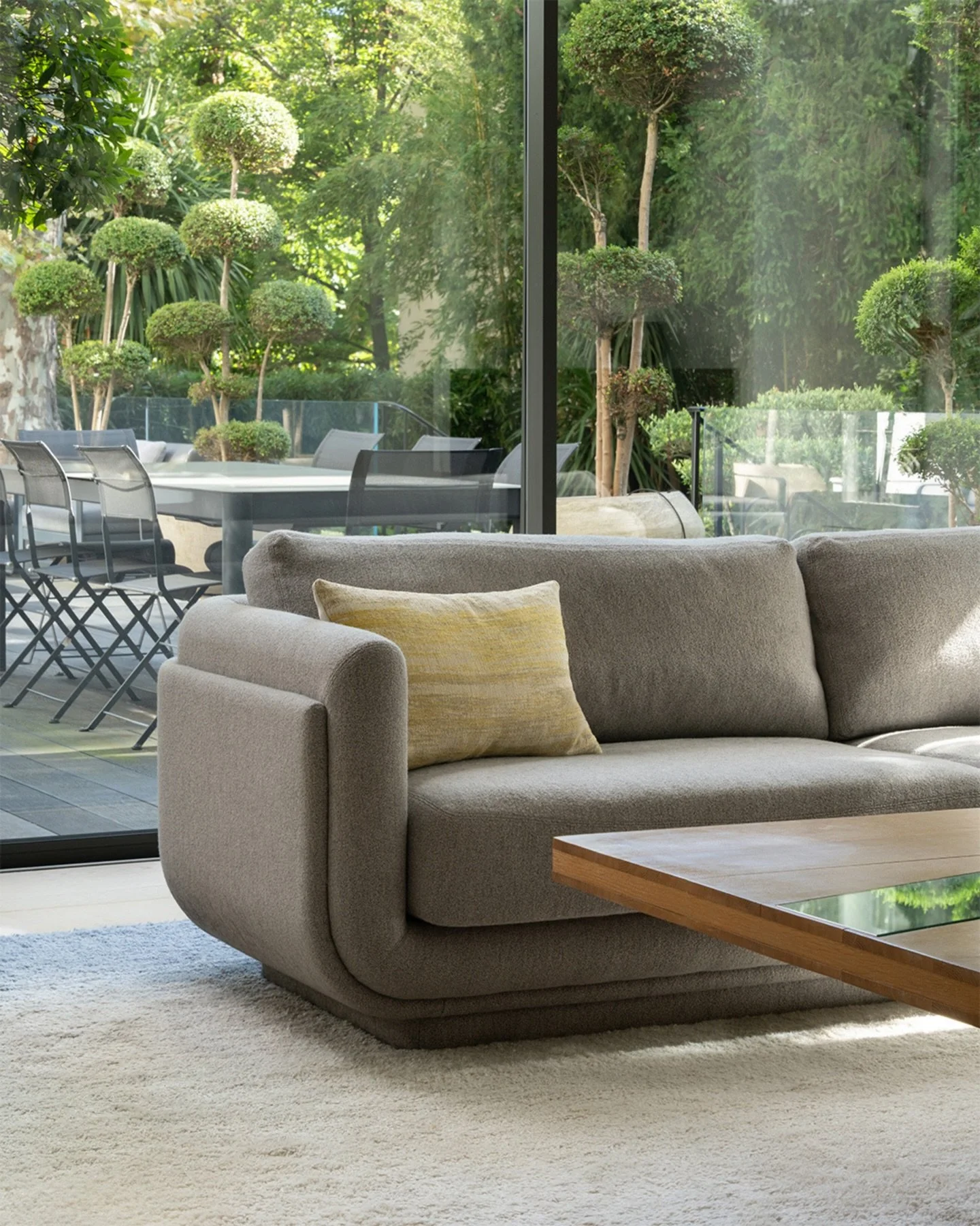 Project &mdash; Passy Private House, Paris
A refined h&ocirc;tel particulier in a private square of Paris&rsquo;s 16th arrondissement, entirely rethought to balance flow and architectural harmony. Through careful interior architecture and luxury inte