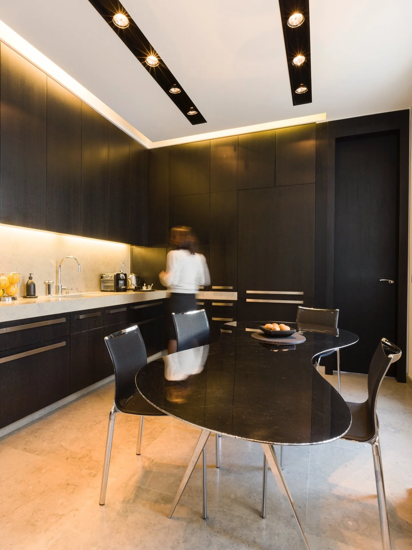 A contemporary kitchen defined by clean lines, dark finishes and controlled light.
A precise expression of interior architecture and bespoke interior design, where function meets understated elegance.

Styling and decoration by @heleneguillon_ensembl