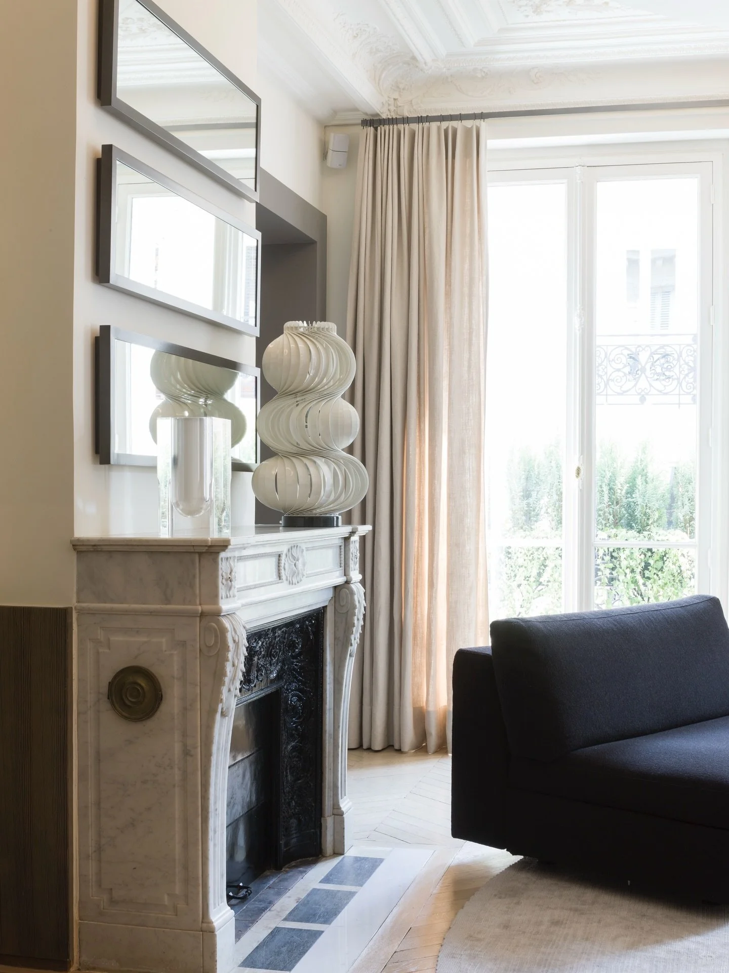 A dialogue between classic architecture and modern living. Interior architecture, shaped by light and proportion.

Styling and decoration by @heleneguillonensembliere
Photo : @jopauwelsphotography