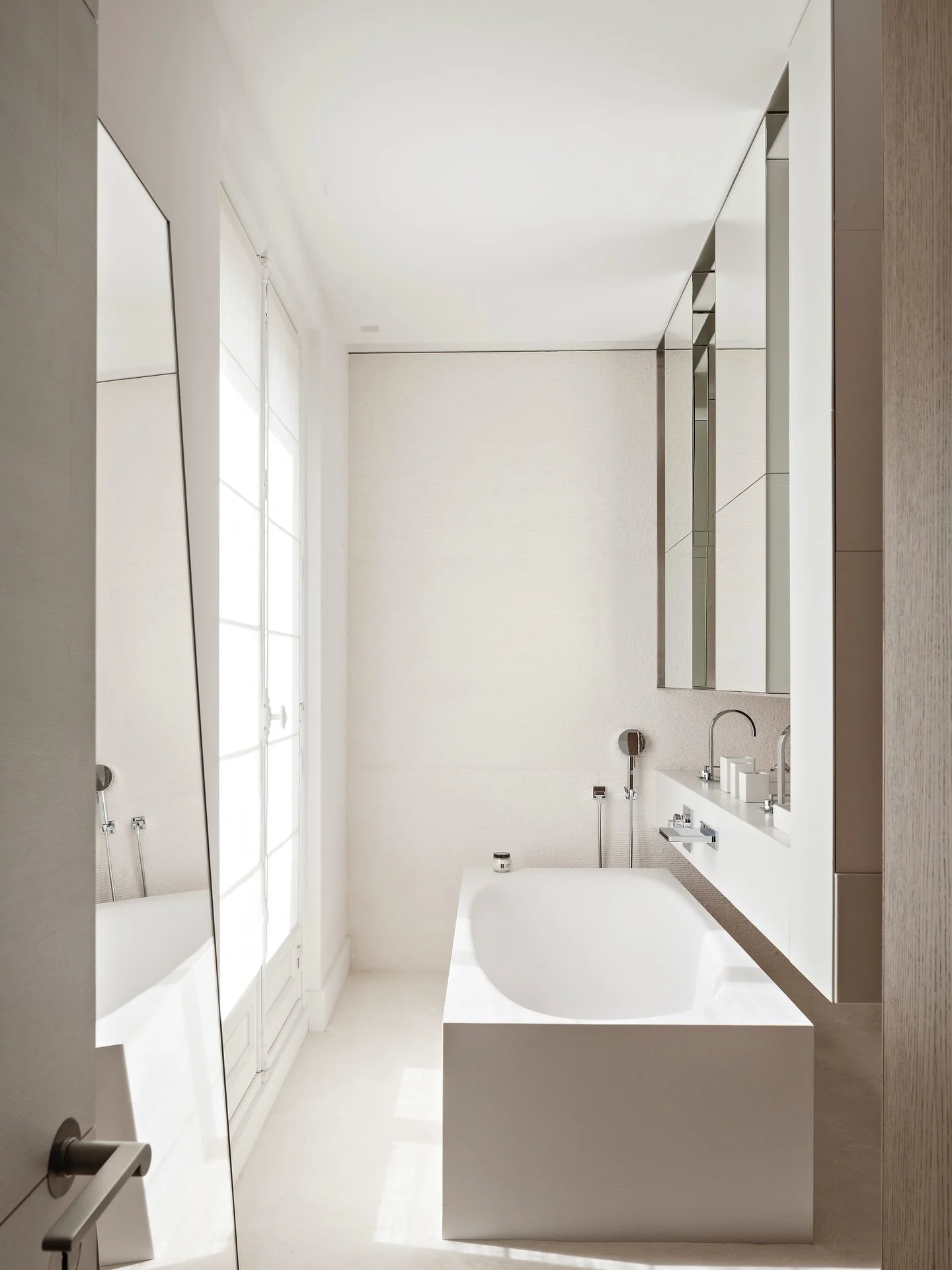 Natural light shaping a serene bathroom, where clean lines and soft materials define the space.
A refined expression of interior architecture and bespoke interior design.

Styling and decoration by @heleneguillonensembliere_
Photographe : @jopauwelsp