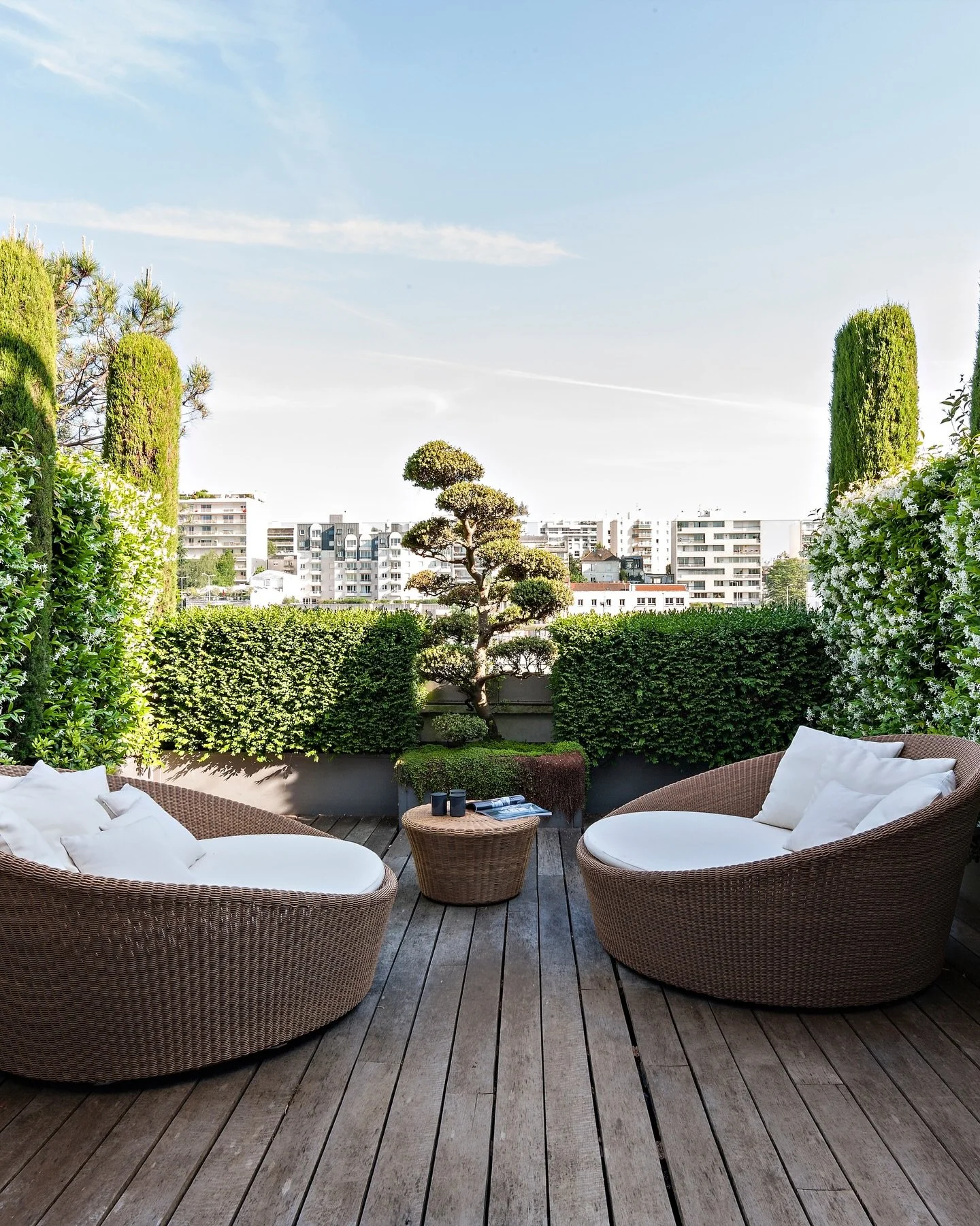 Project &mdash; &Icirc;le de la Jatte Triplex, Neuilly-sur-Seine
A timelessly refined triplex where volume, light and movement are shaped around a sculptural central stair.
With thoughtful interior architecture and bespoke interior design, this home 