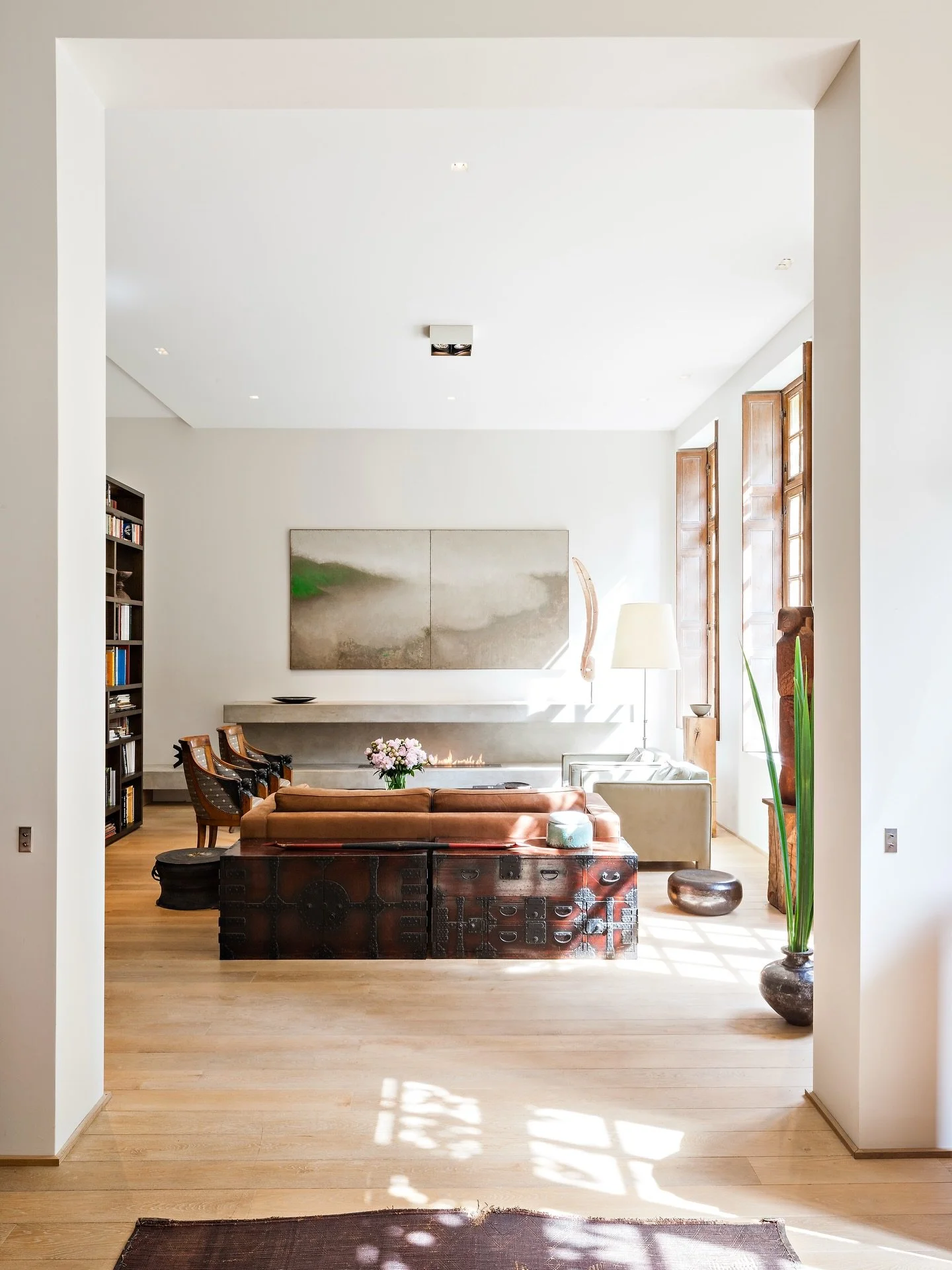 Natural light, warm wood tones and curated pieces define this living space. A quiet dialogue between art, texture and proportion creates a balanced and timeless interior.

Styling and decoration by @heleneguillon_ensembliere 
Photo : @jopauwelsphotog