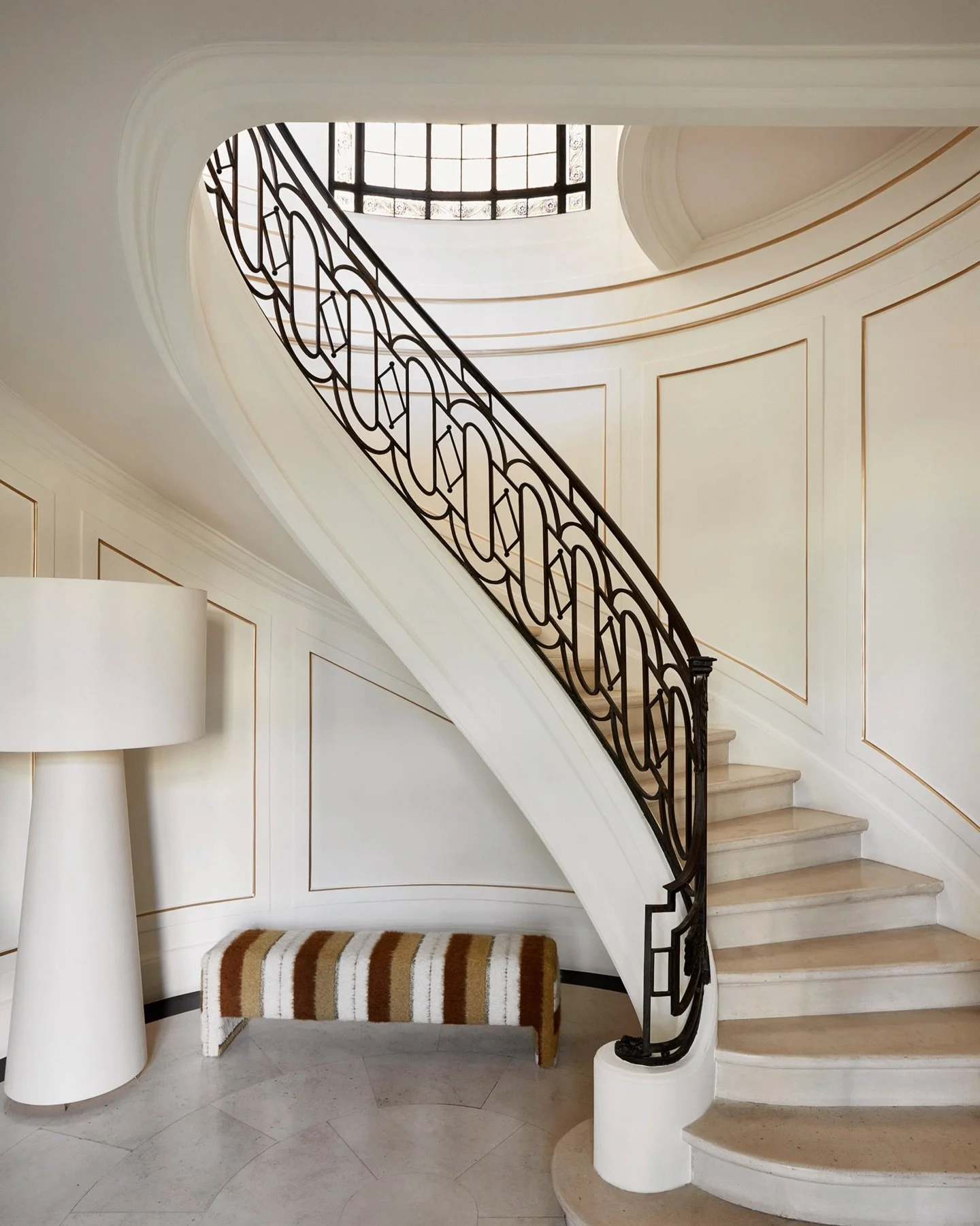 Project Drean Delabord&egrave;re
Organised around a central indoor pool, the interior is structured by fluid circulation and controlled perspectives. Transparency and proportion shape a calm architectural composition.

Photographe : Francis Amiand

#