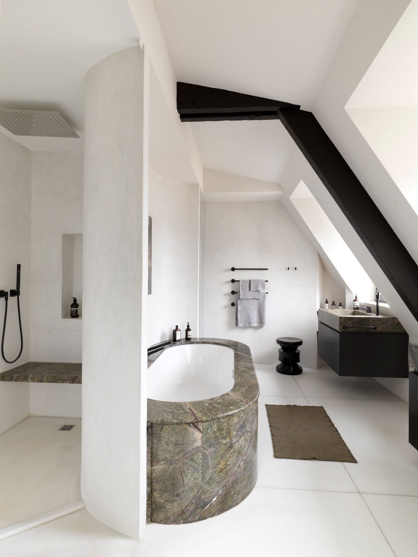 Soft volumes and clean geometry shape this bathroom under the roofline. Natural stone, white surfaces and exposed beams create a balanced and understated composition.

Styling and decoration by @heleneguillon_ensembliere 
Photographe : Stephane Julli