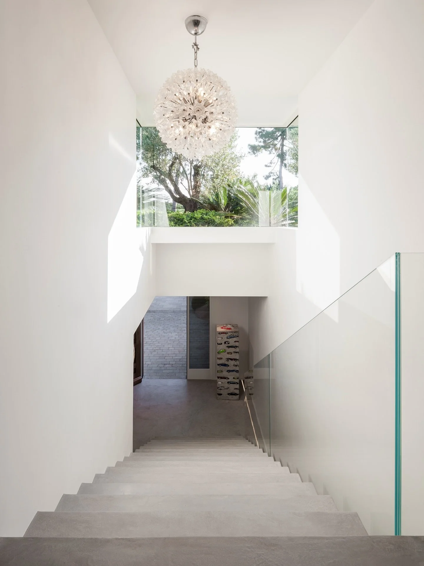 Natural light becomes the guiding element of the space. Framed by pure architectural lines, it flows through the stairwell, revealing volumes and textures with clarity and precision. A composition where light shapes both atmosphere and perception.

S
