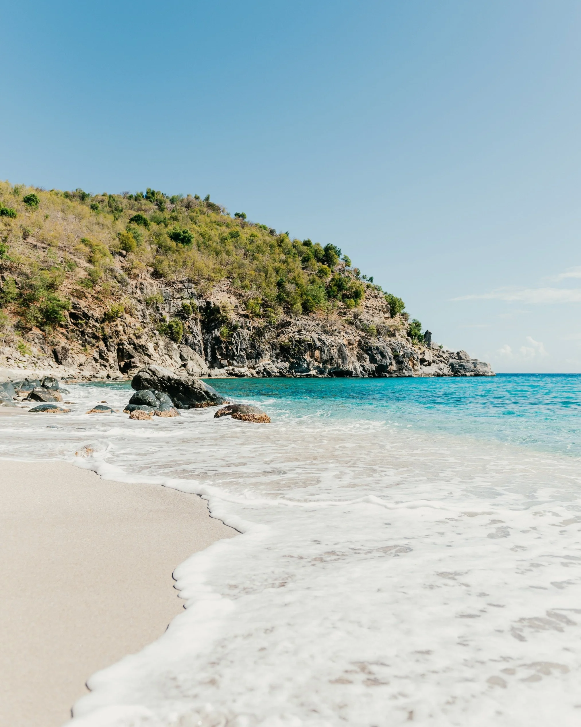 St Barth
Projects developed in St Barth are shaped by the landscape, with interiors designed to open onto the horizon. Layouts, materials and proportions respond to the climate and the way of living, creating spaces that extend naturally toward the e