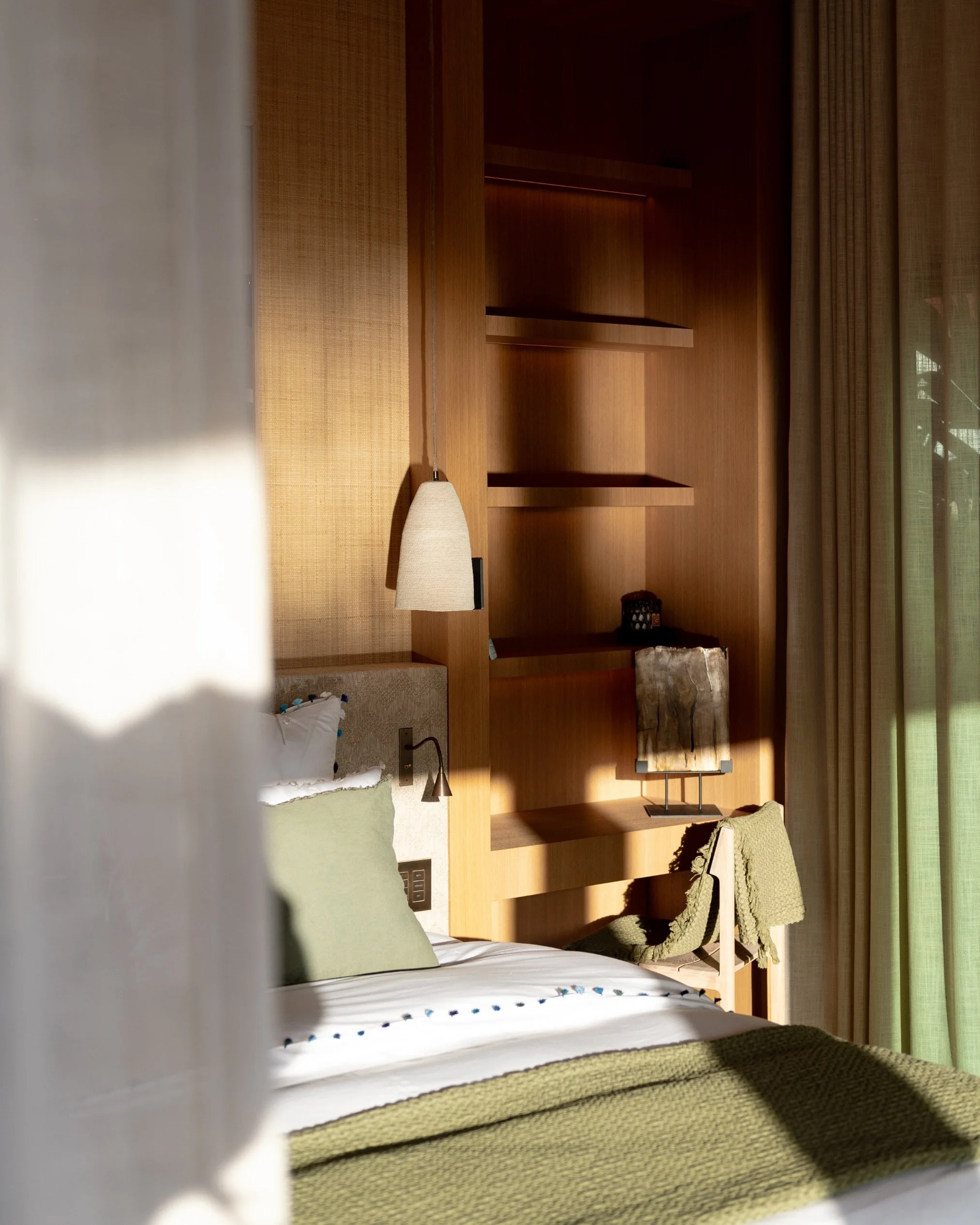 Natural light reveals materials and textures, shaping the perception of the space throughout the day. Its interaction with surfaces creates depth and highlights the architectural composition.

Stylisme et d&eacute;coration : @lvinterior_paris 
Archit