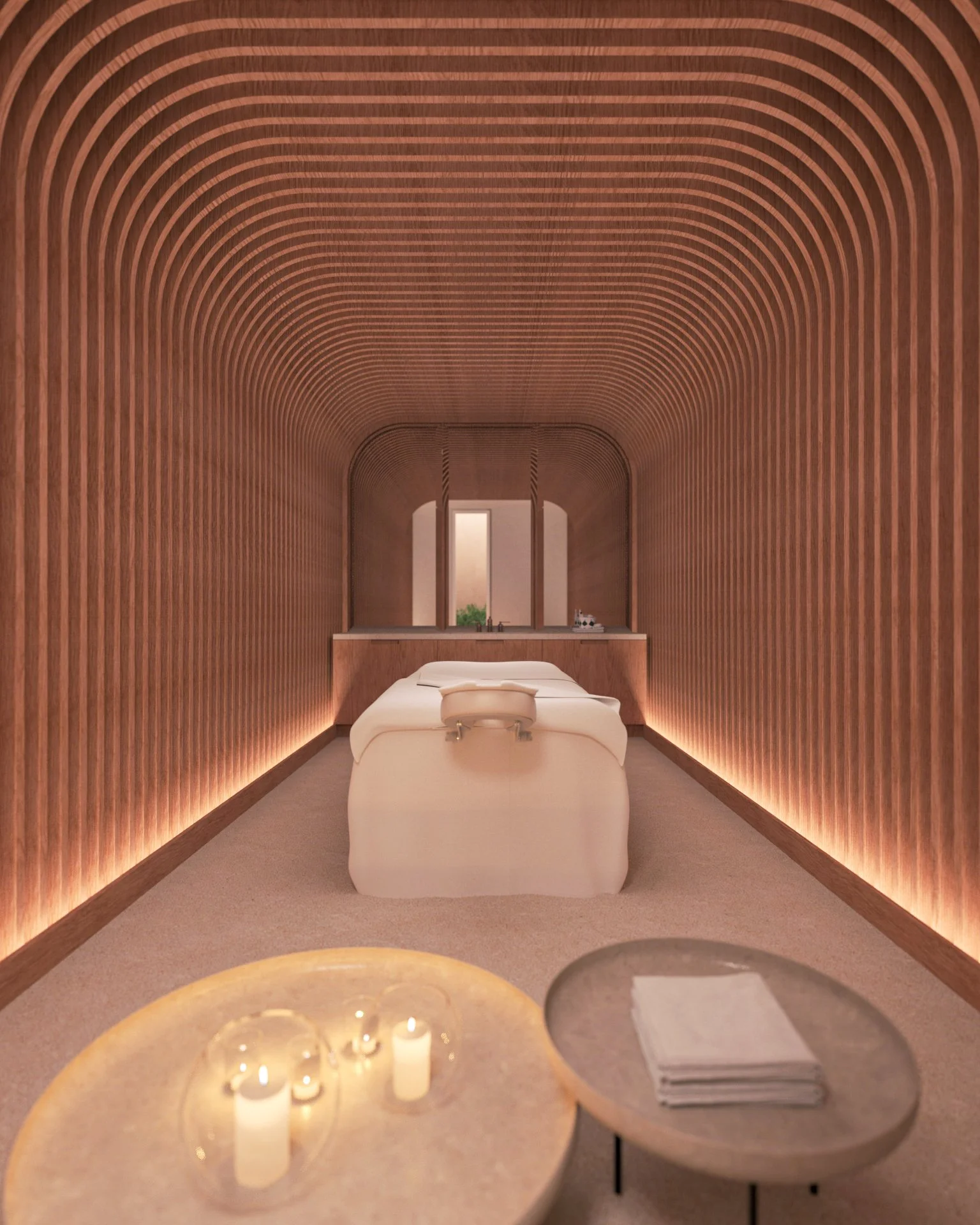 Cabine de massage spa avec mur en bois courbé, lit de massage au centre, bougies et serviettes au premier plan.