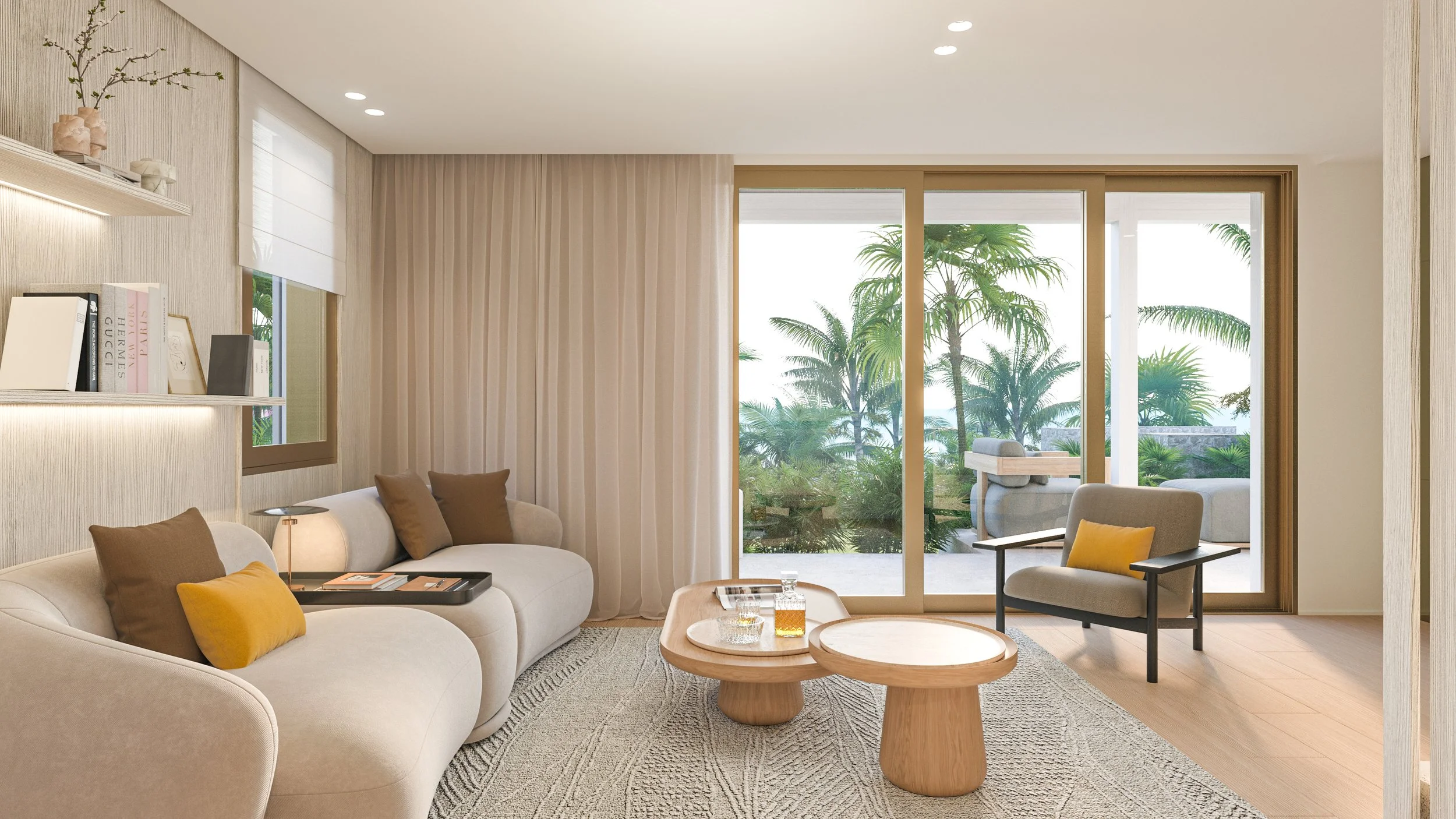 Salon lumineux avec canapé beige, fauteuil avec coussin jaune, table en bois, étagère avec livres, grande fenêtre donnant sur un patio avec plantes tropicales.