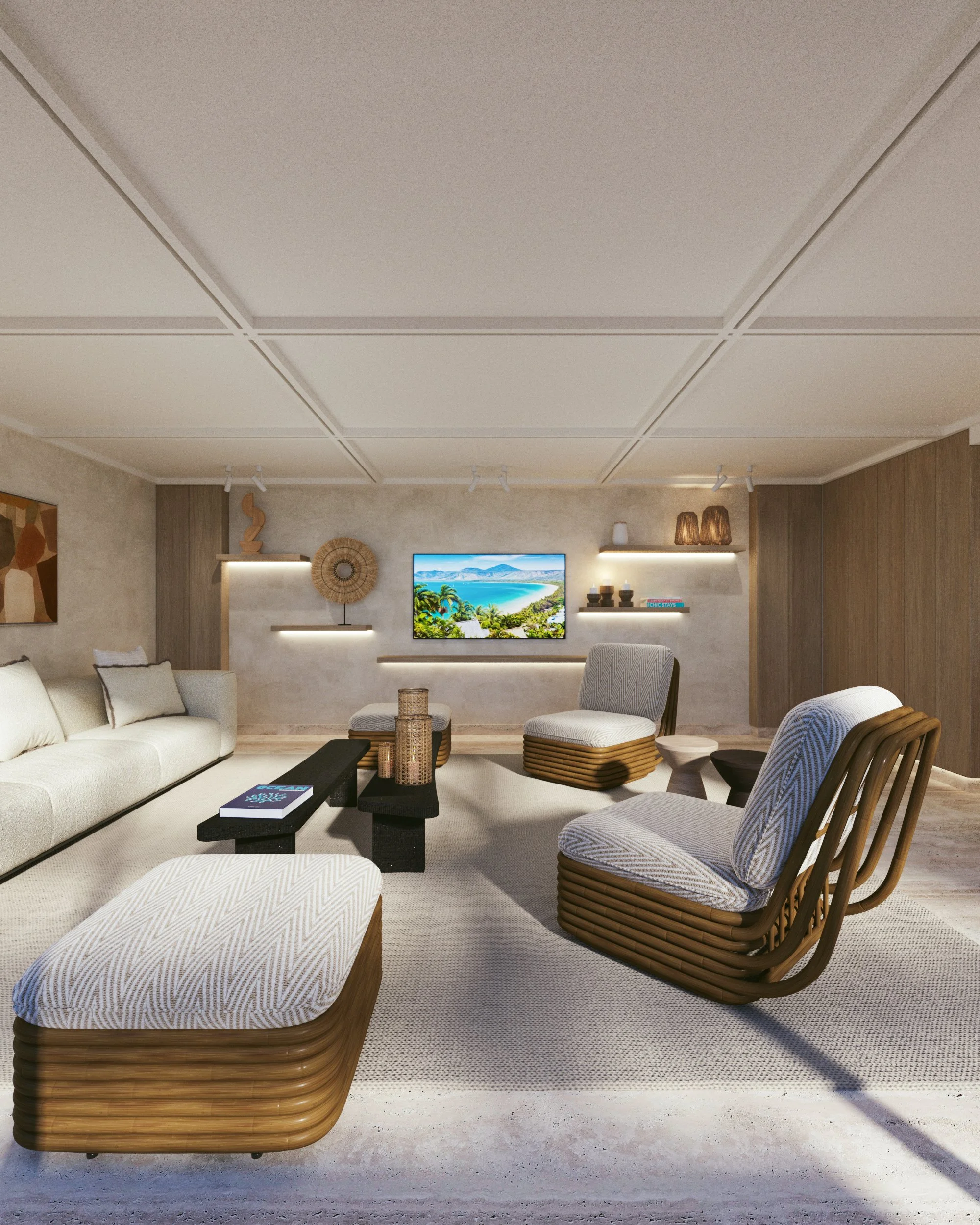 Un salon moderne avec canapé blanc, fauteuils en bois avec coussins, table basse noire, télévision murale, étagères avec décorations, et tapis beige.