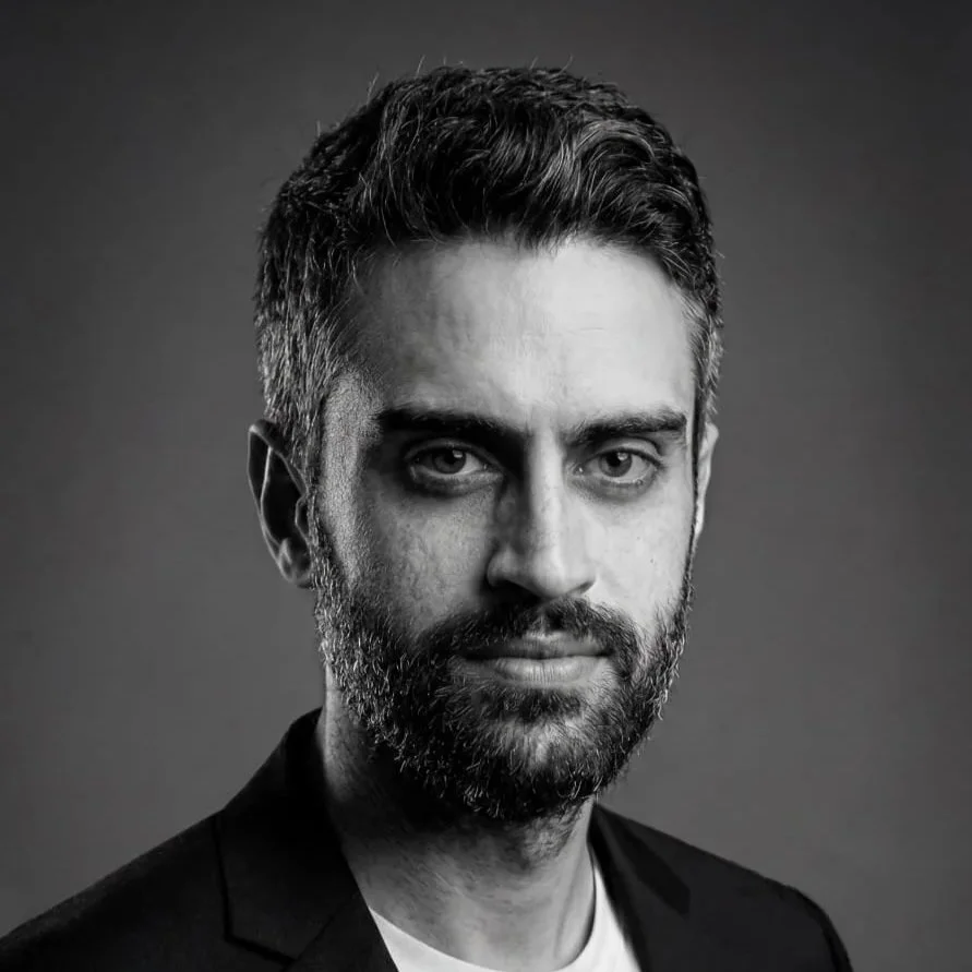 Portrait en noir et blanc d'un homme avec une barbe et des cheveux courts