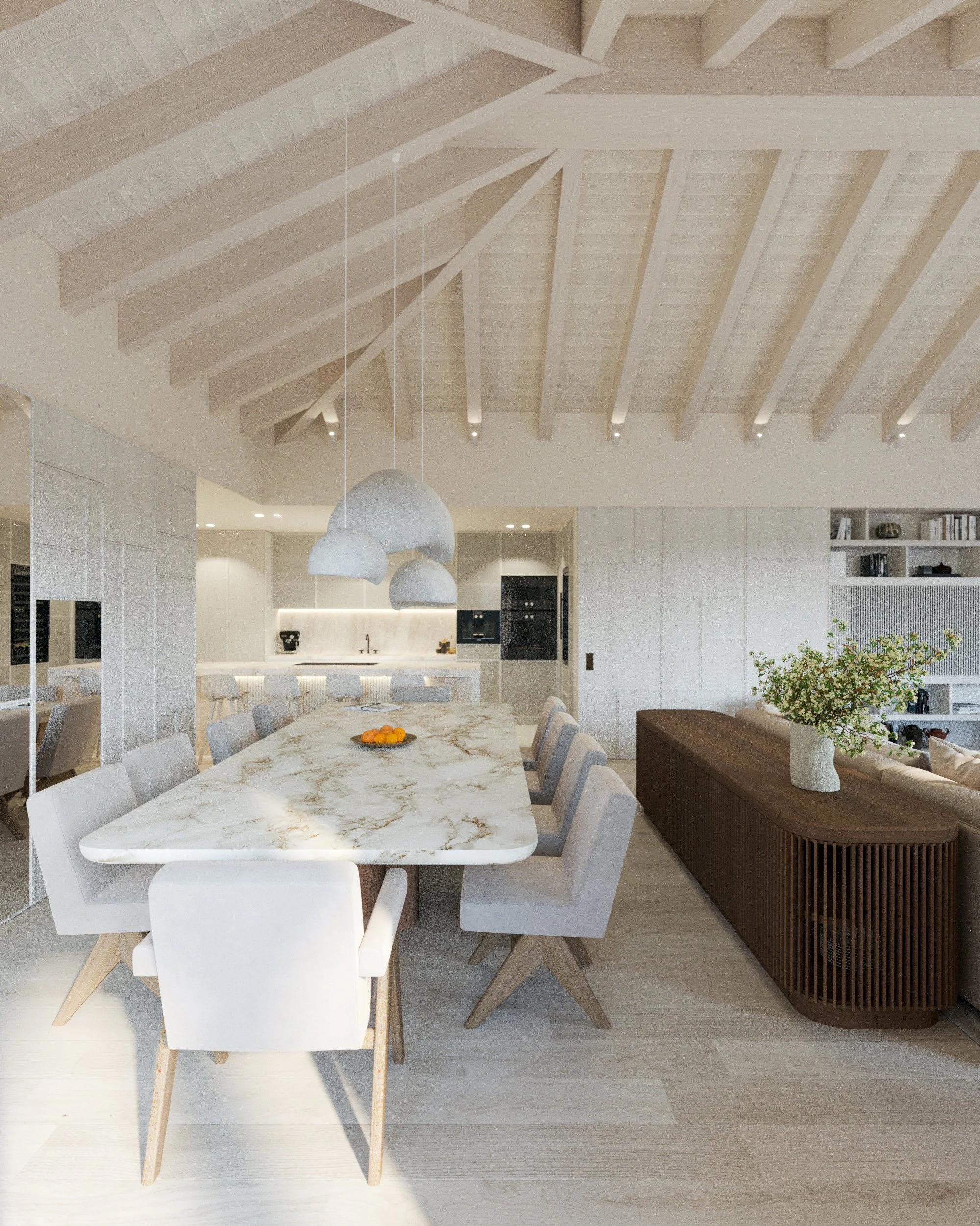 Une salle à manger moderne avec une grande table en marbre blanc, huit chaises blanches, un plafond en bois avec poutres apparentes, et un vaisselier en bois foncé avec une plante verte en pot.