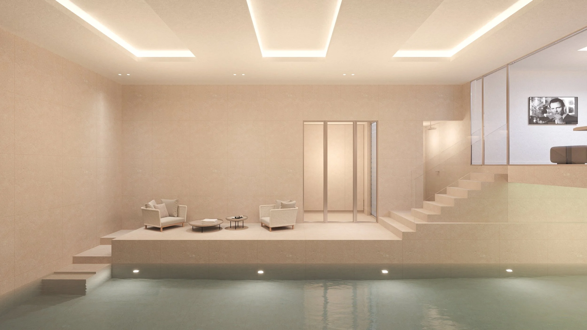 Une piscine intérieure avec un espace lounge minimaliste, comprenant deux petits canapés, deux tables basses, et un mur avec une télévision en noir et blanc. Il y a des escaliers menant à une zone légèrement surélevée.
