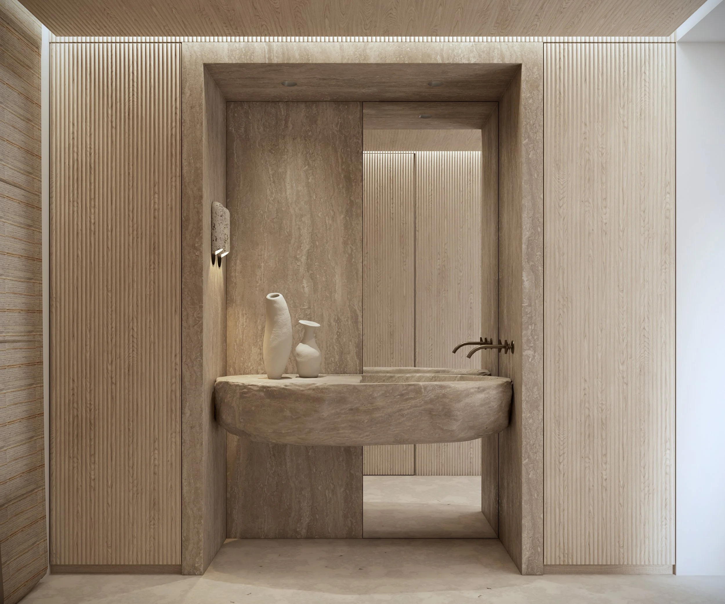 Un lavabo en pierre au centre, avec deux vases blancs décoratifs dessus, dans un environnement en bois clair avec un miroir derrière et un mur en partie en bois à gauche.