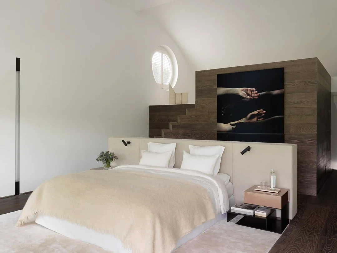 Chambre moderne avec un lit king-size, tiroirs de chevet et décoration minimaliste.