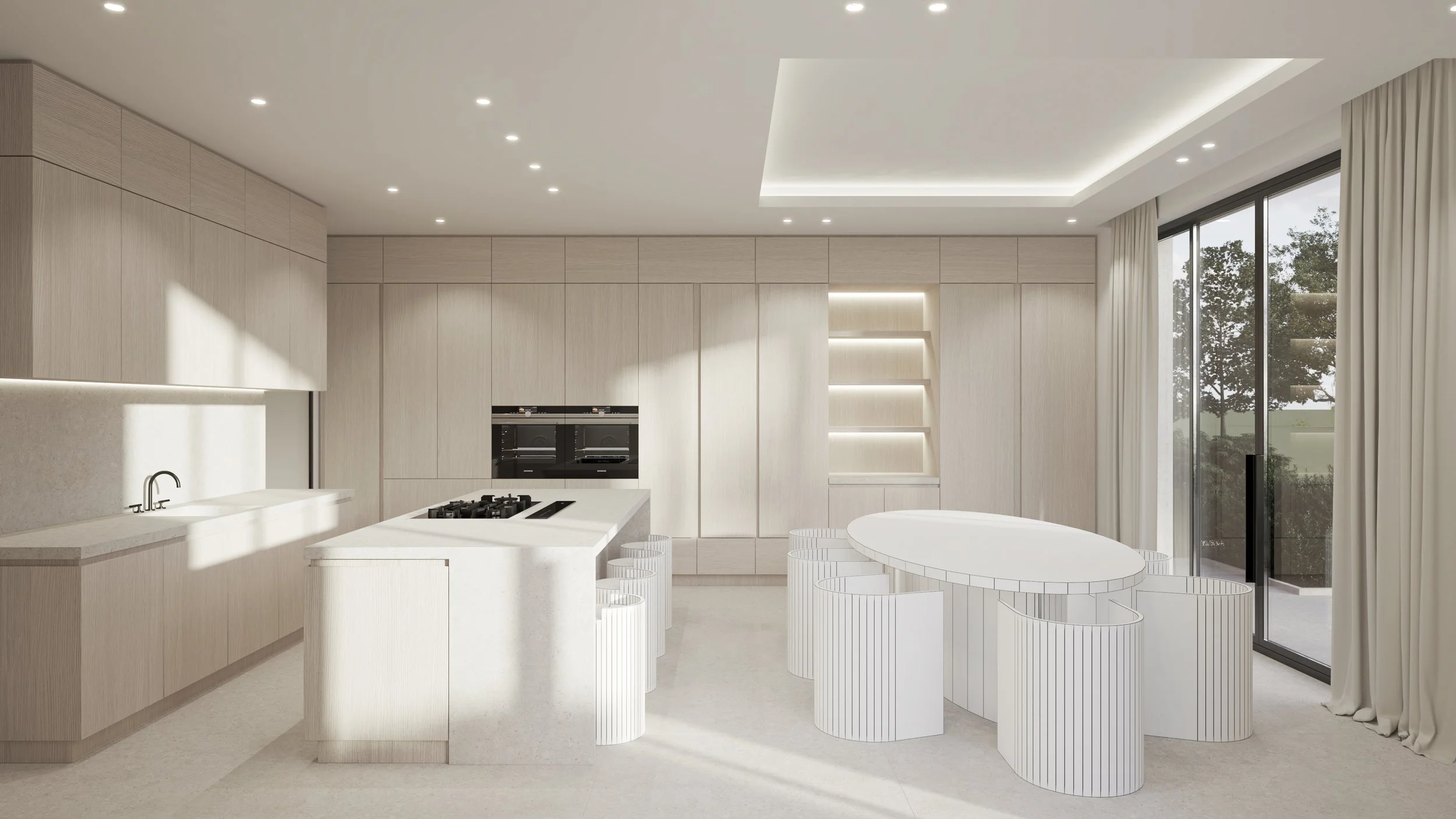 Cuisine moderne avec des armoires en bois clair, un îlot central blanc avec un évier, une zone de cuisson, un mur avec des étagères éclairées, grande baie vitrée avec rideaux blancs, mobilier minimaliste, design épuré.