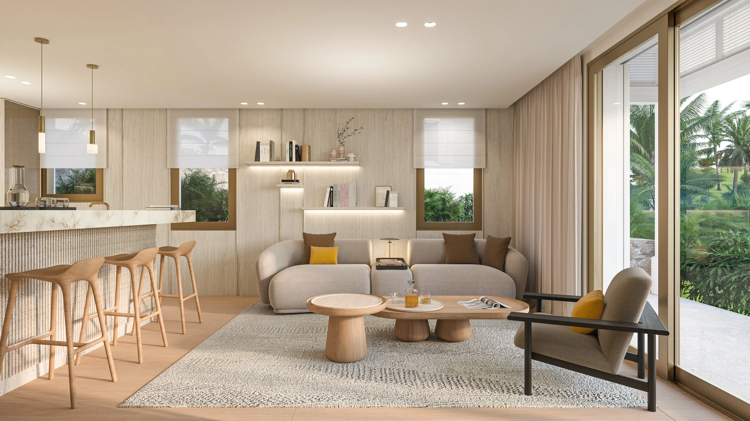 Salon moderne avec canapé beige, fauteuil avec coussin jaune, table basse en bois, étagères avec décoration, grands fenêtres avec vue sur la végétation tropicale.