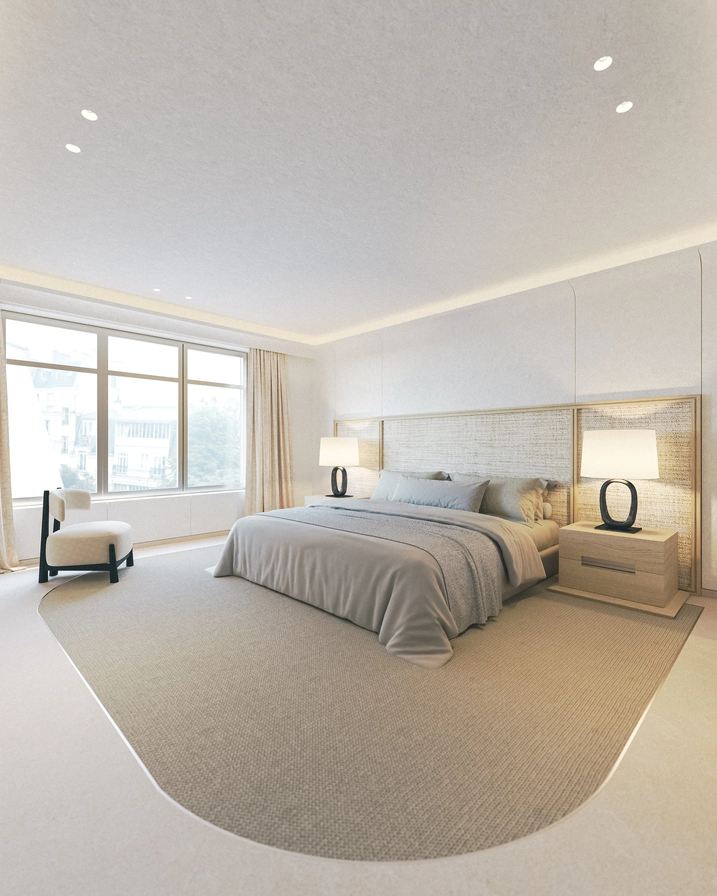 Chambre d'hôtel moderne avec grand lit, lampes de table, fauteuil blanc, grande fenêtre avec vue sur des bâtiments, rideaux beige, tapis beige, décoration minimaliste.