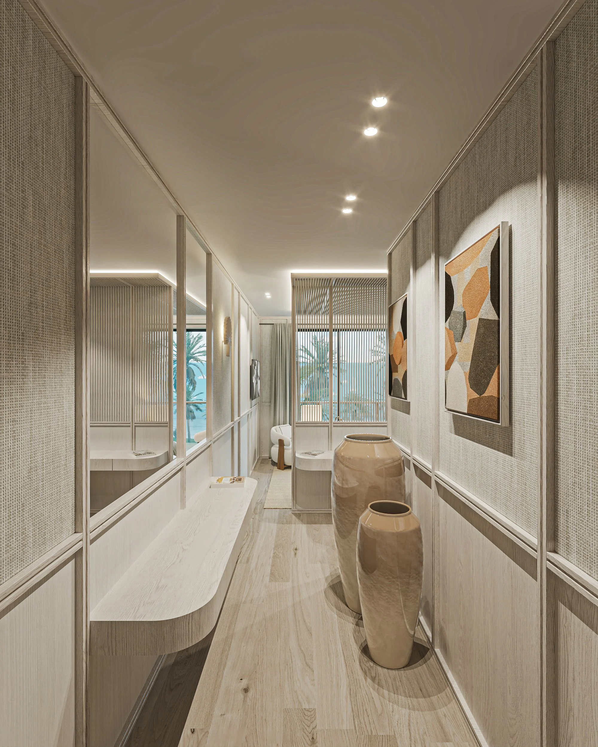 Couloir d'une décoration intérieure moderne avec vases en céramique, œuvres d'art abstraites et vue sur un balcon avec des palmiers.