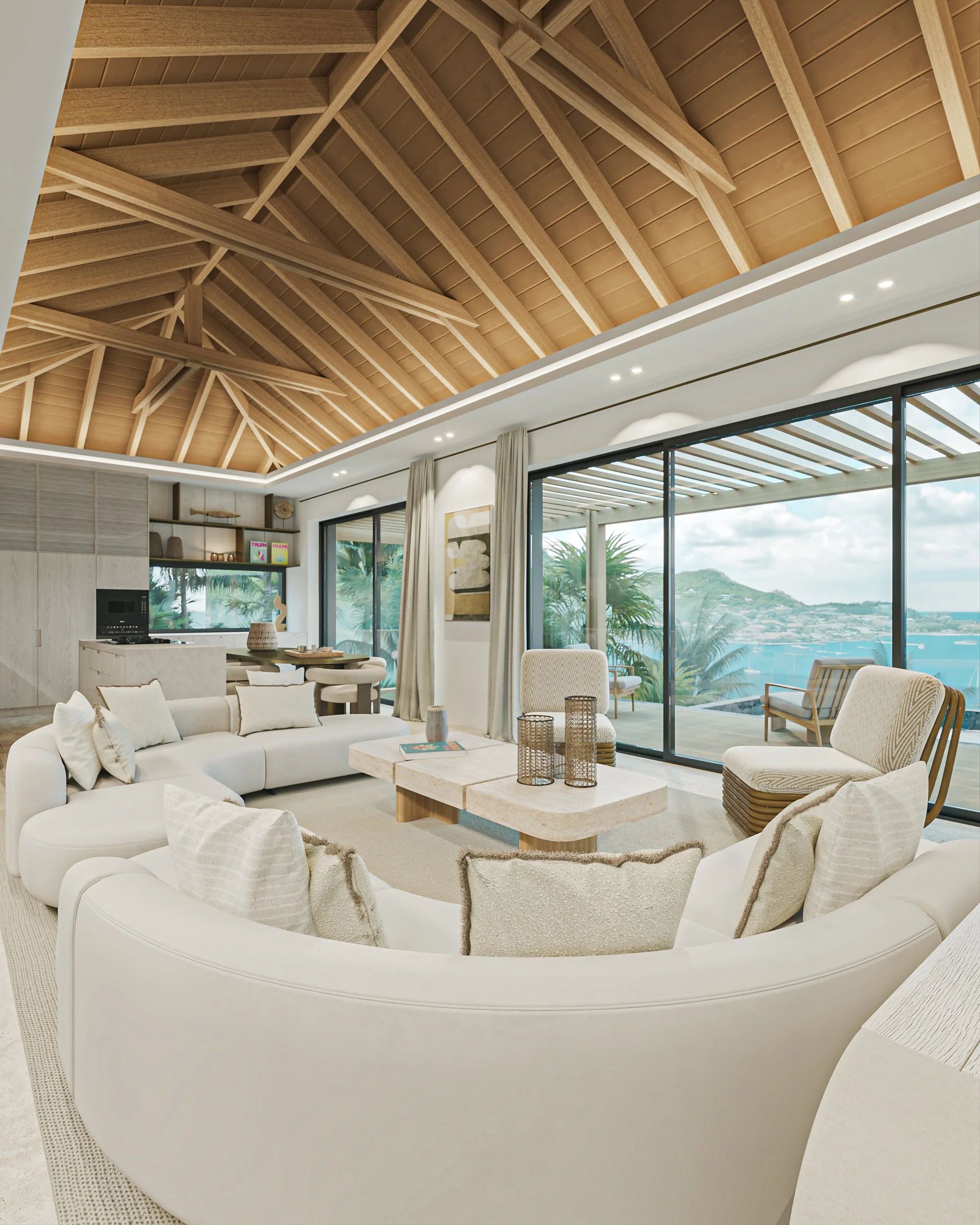 Salon moderne avec canapé blanc, fauteuils et vue sur la mer à travers de grandes fenêtres, plafond en bois.