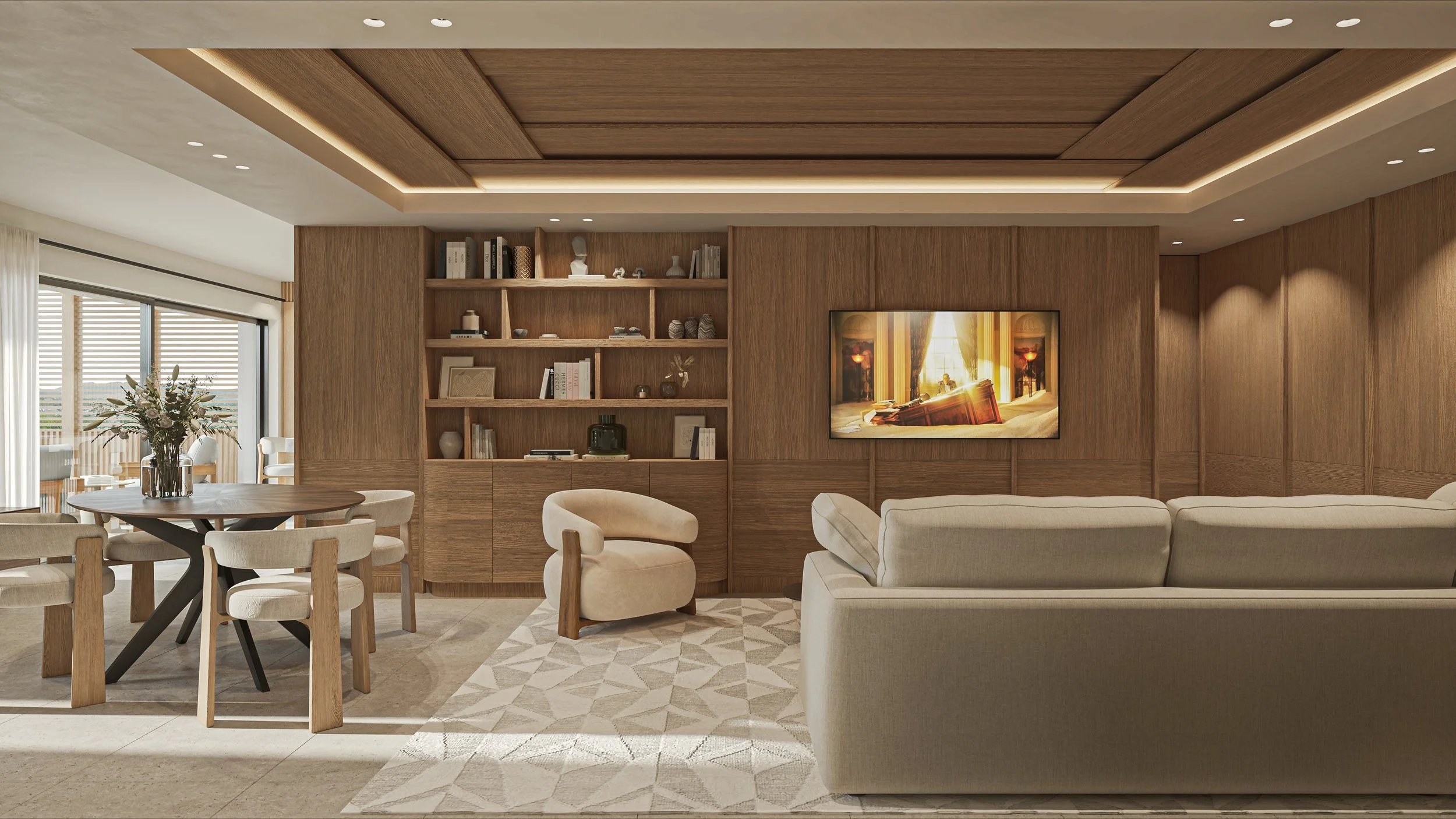 Salon moderne avec mobilier en bois clair, canapé beige, fauteuils, étagères avec livres et décorations, télévision murale, et grande fenêtre laissant entrer la lumière naturelle.