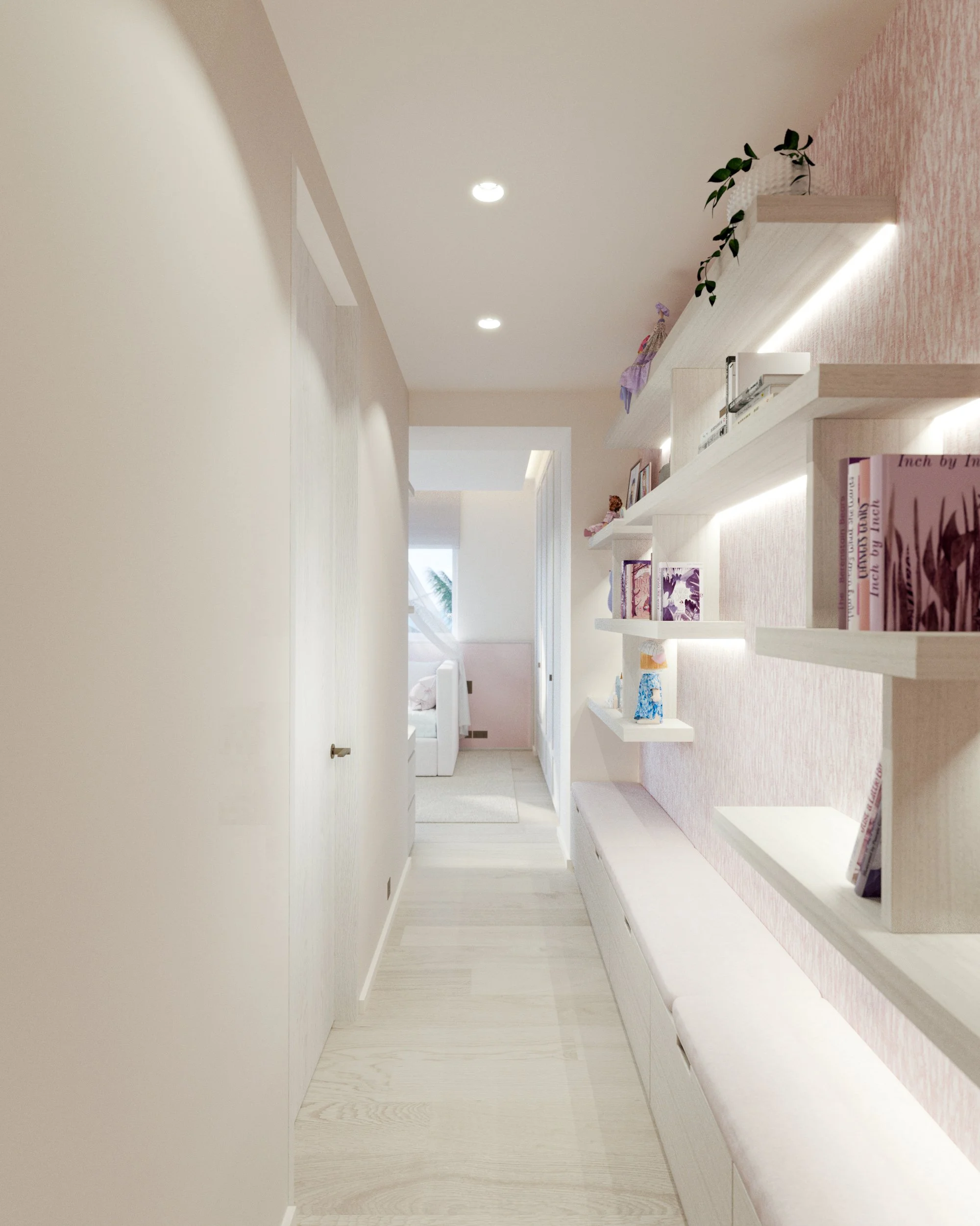 Couloir lumineux avec étagères en bois clair ornées de livres et décorations, mural rose clair, sol en bois clair, vue vers une chambre avec un lit blanc et une fenêtre.