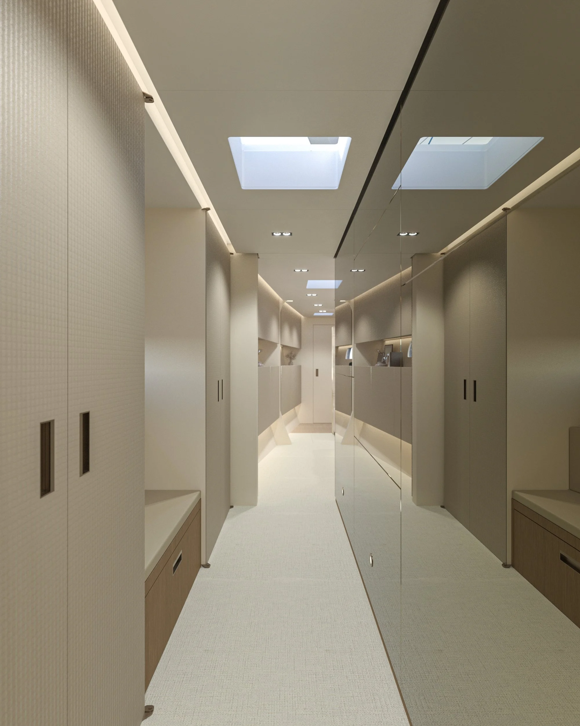 Couloir intérieur dans un bâtiment moderne avec murs clairs, placards, miroirs et plafonds lumineux avec fenêtres de toit.