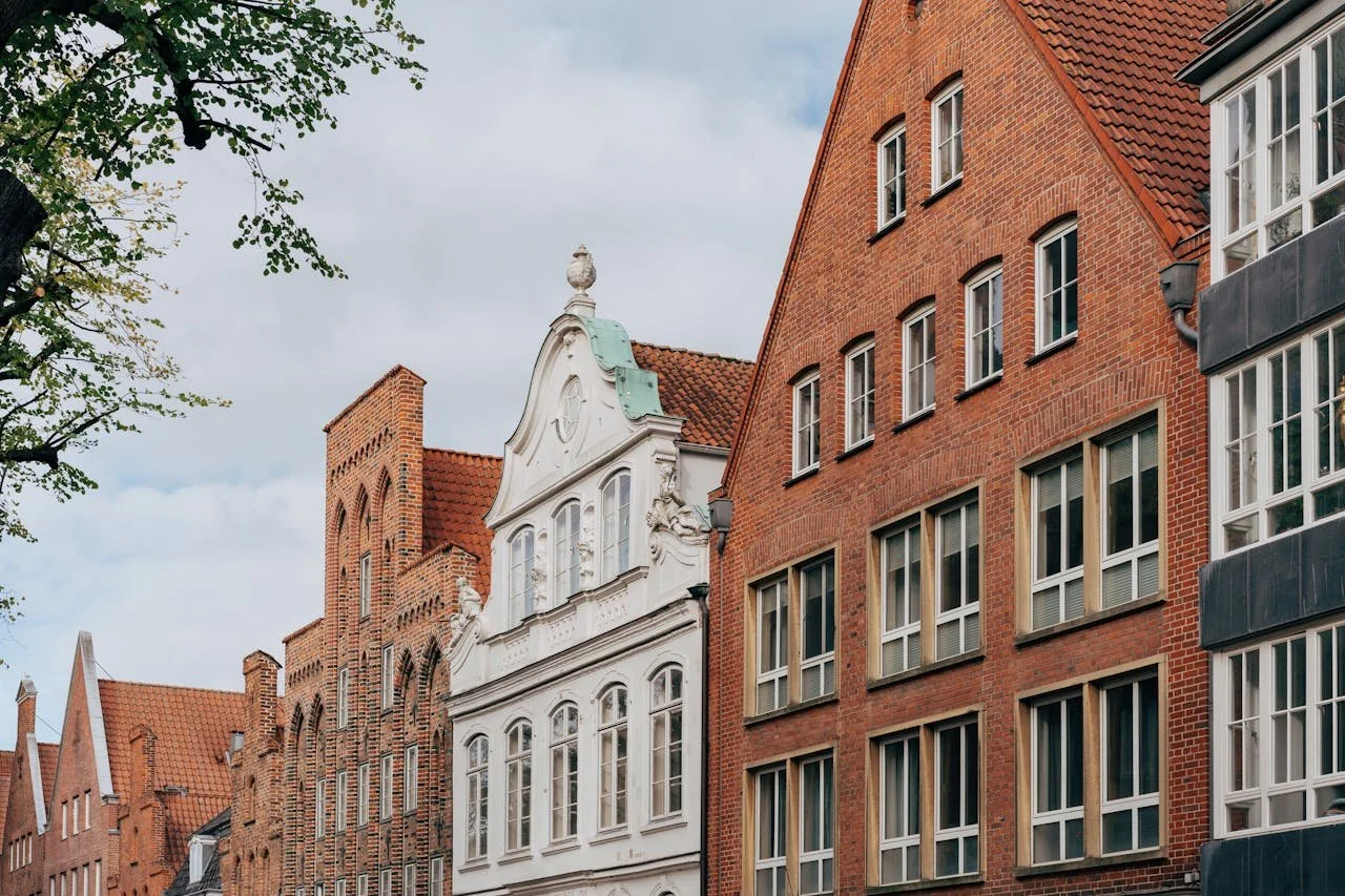 Häuserfront mit Giebeln