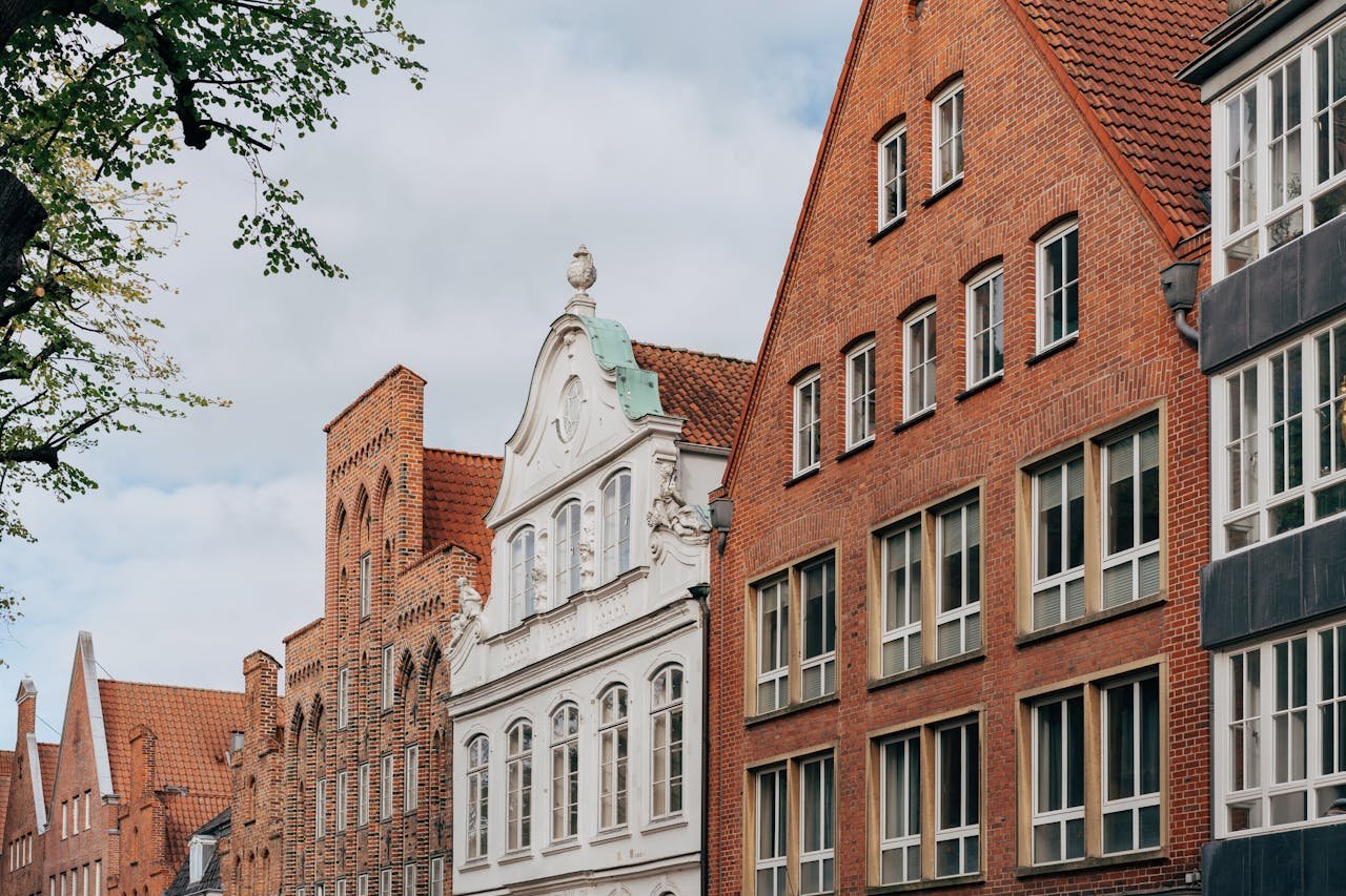 Häuserfront mit Giebeln