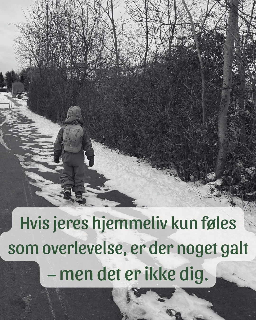 Familieh&oslash;vdingen findes, fordi det ikke er meningen, at familieliv skal f&oslash;les som konstant overlevelse.

Mange hjemmefor&aelig;ldre er (eller bliver p&aring; sigt) tr&aelig;tte helt ind i knoglerne. Ikke fordi de g&oslash;r noget forker