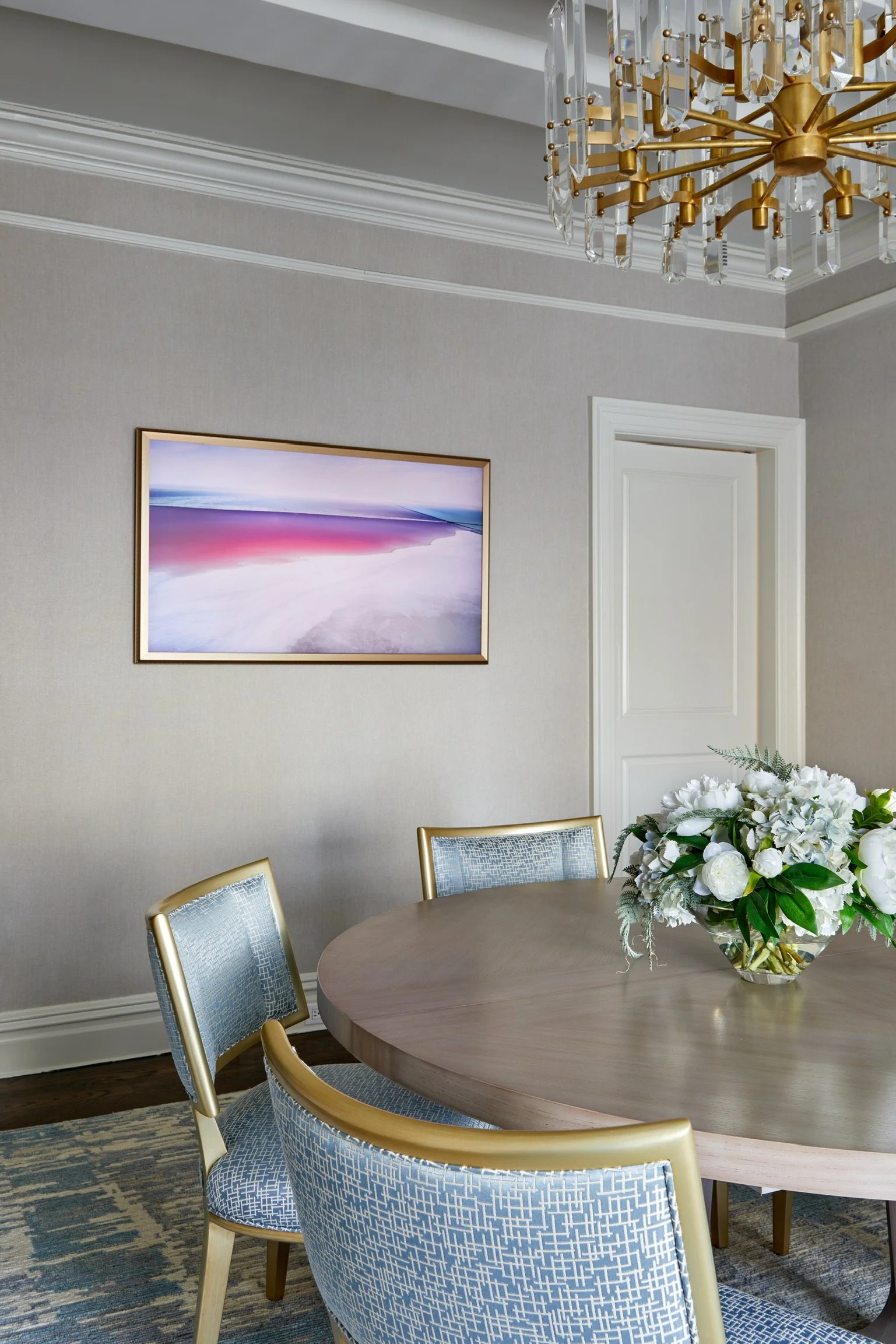 Refined interior design focused on comfort and lifestyle