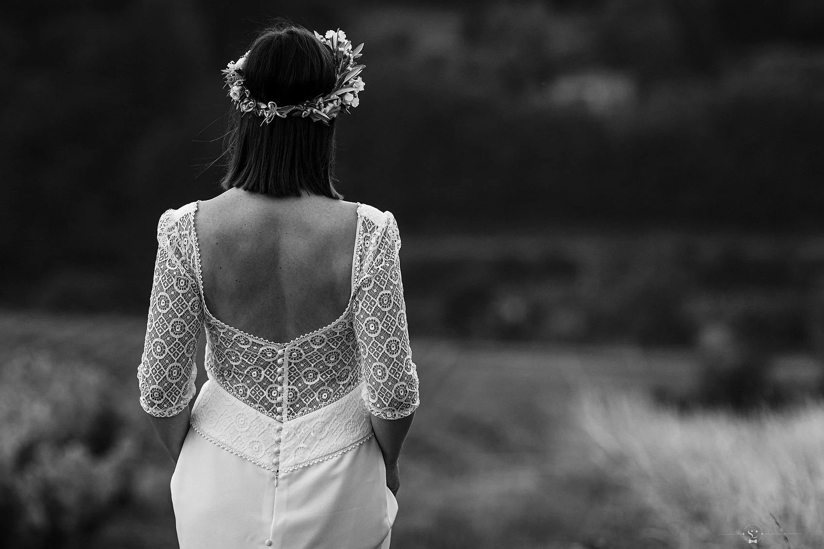 Mariée de dos portant une couronne de fleurs — Kahel Wedding Planner