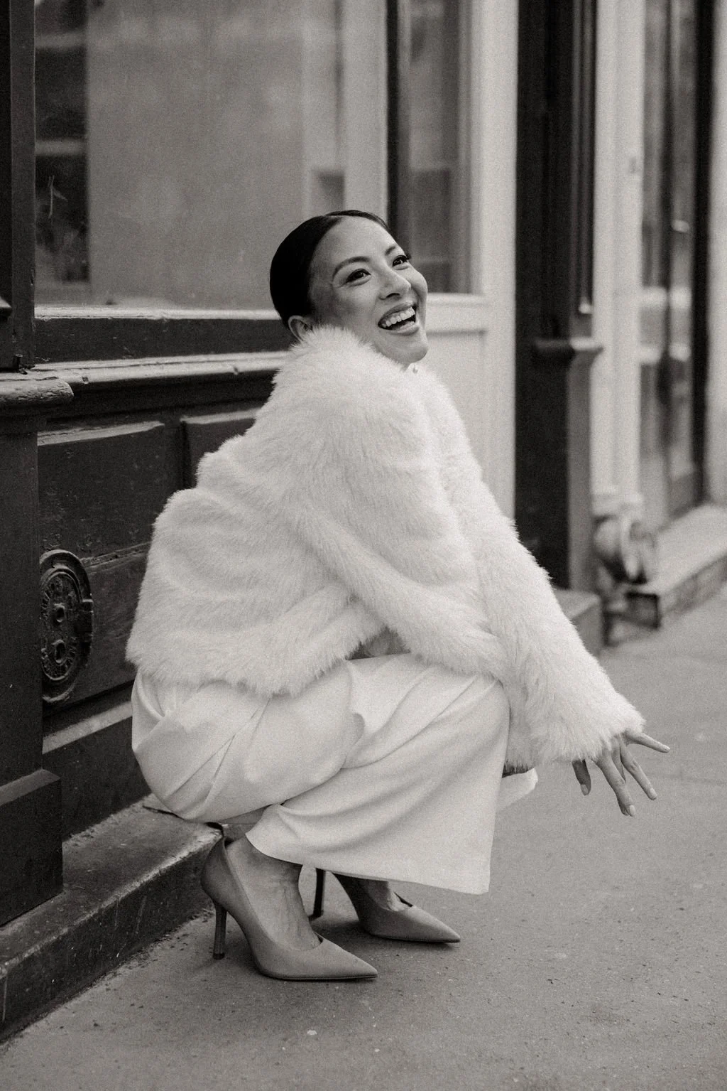 Mariée assise dans la rue, capturant un instant spontané et naturel avant la cérémonie.